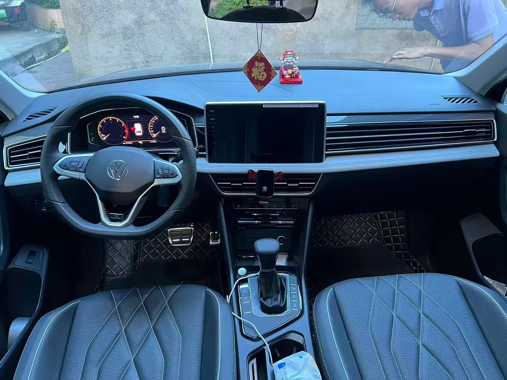 2024 VOLKSWAGEN TIGUAN thumbnail 4