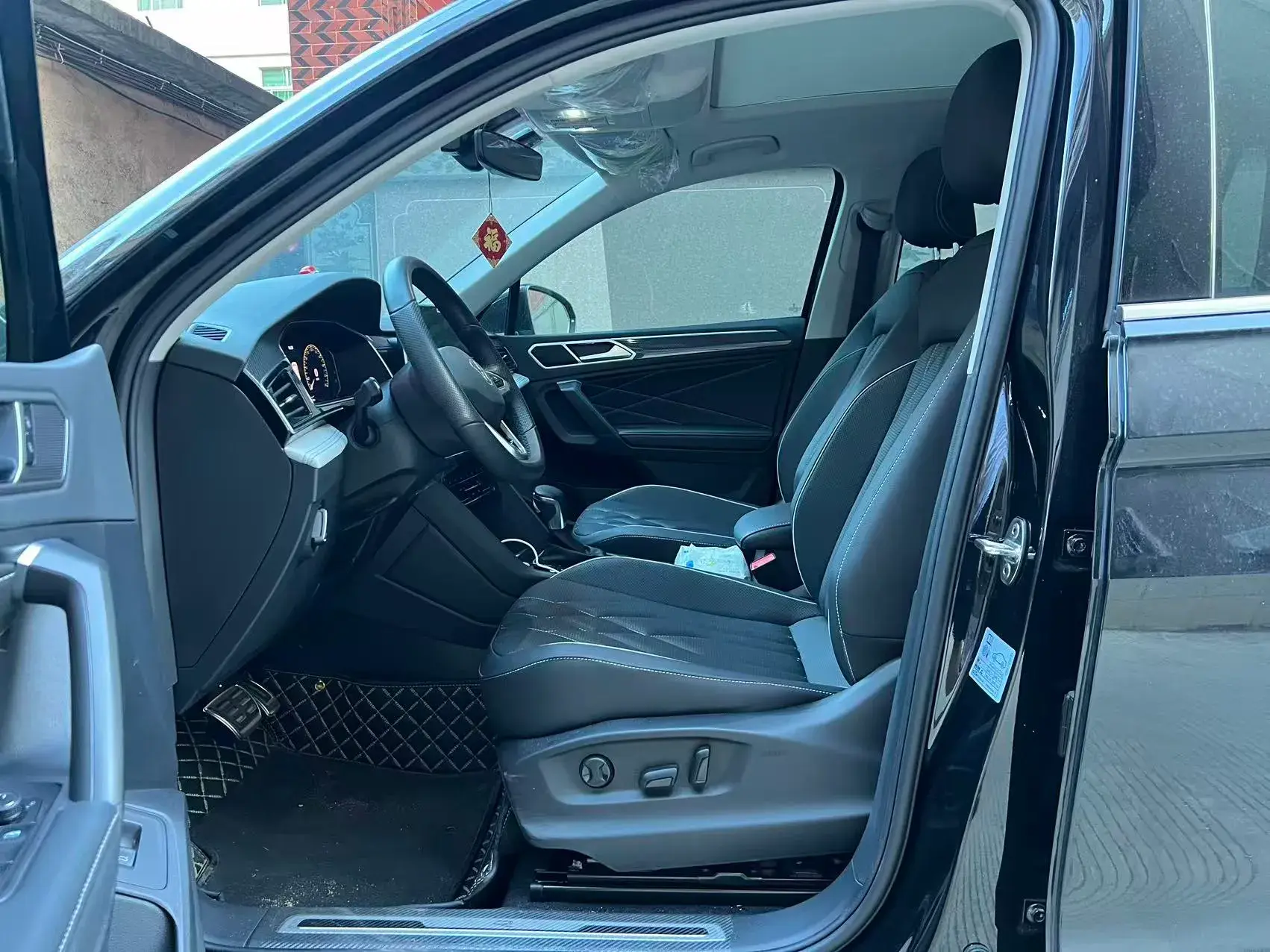 2024 VOLKSWAGEN TIGUAN thumbnail 2