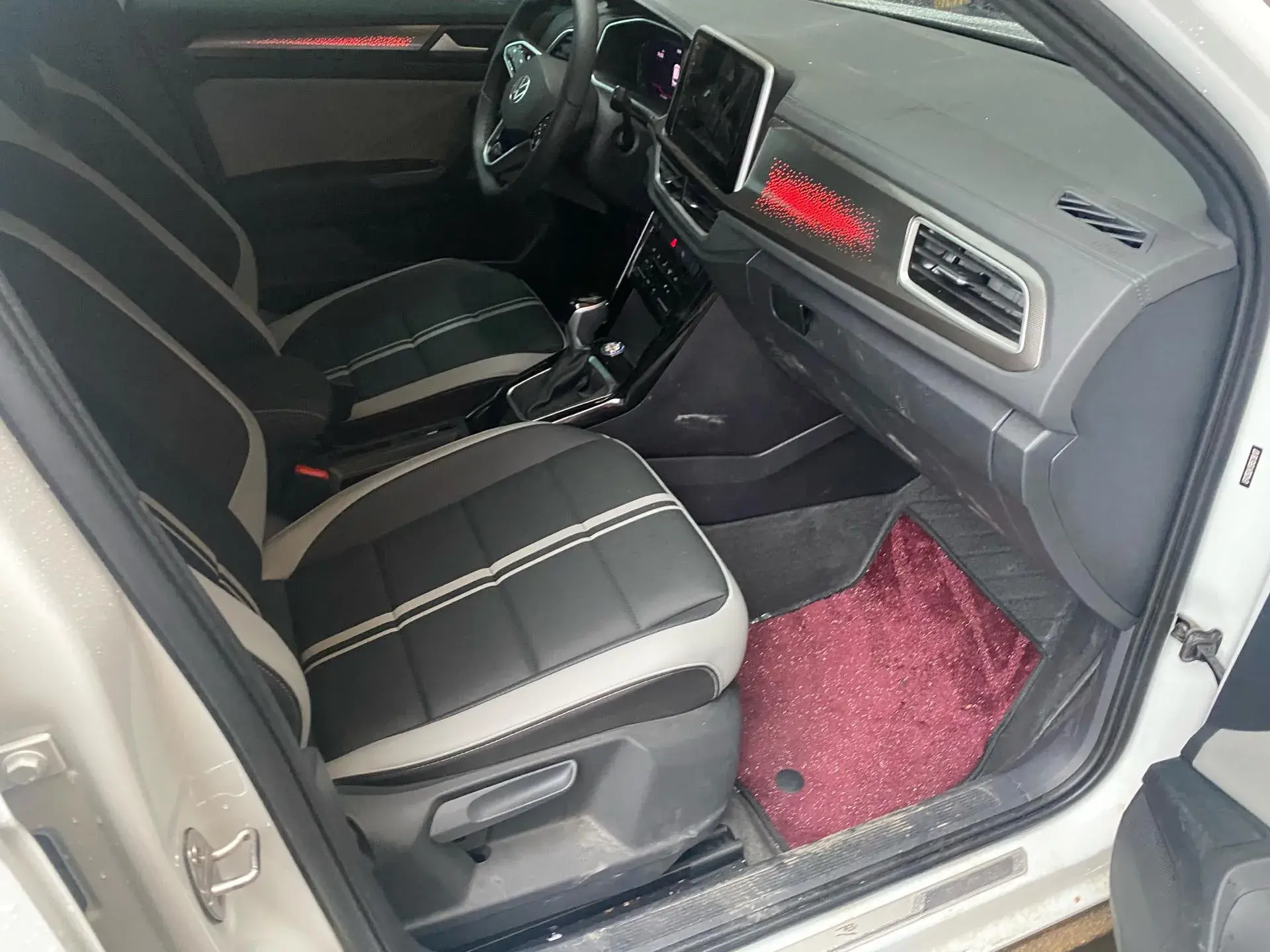 2025 VOLKSWAGEN T-ROC thumbnail 4