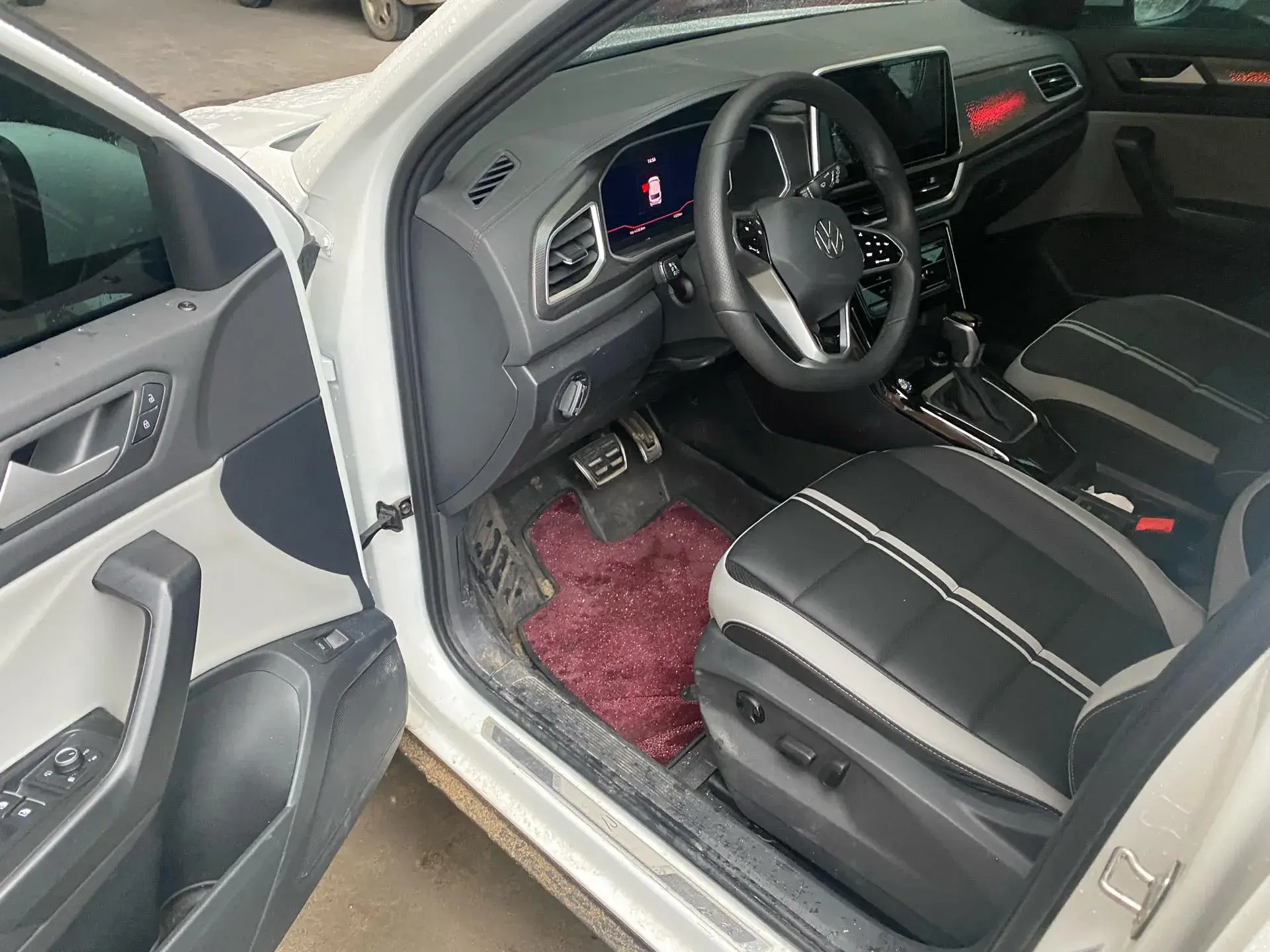 2025 VOLKSWAGEN T-ROC thumbnail 2