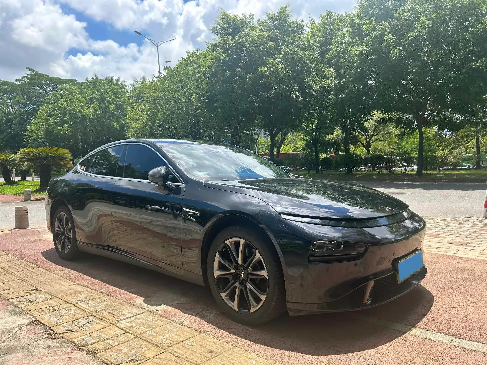 2022 XPENG P7 thumbnail 3