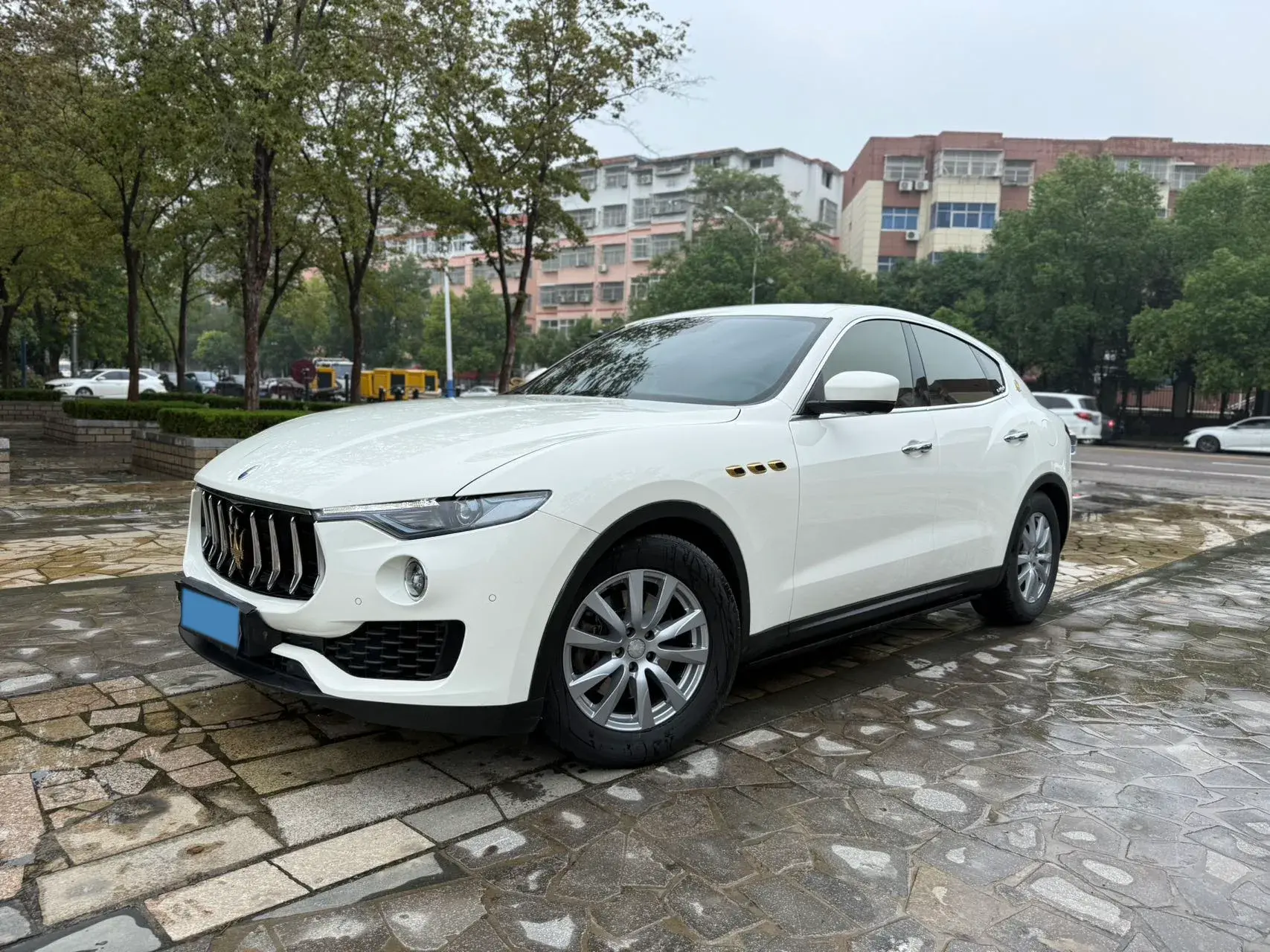 2018 MASERATI LEVANTE view 1