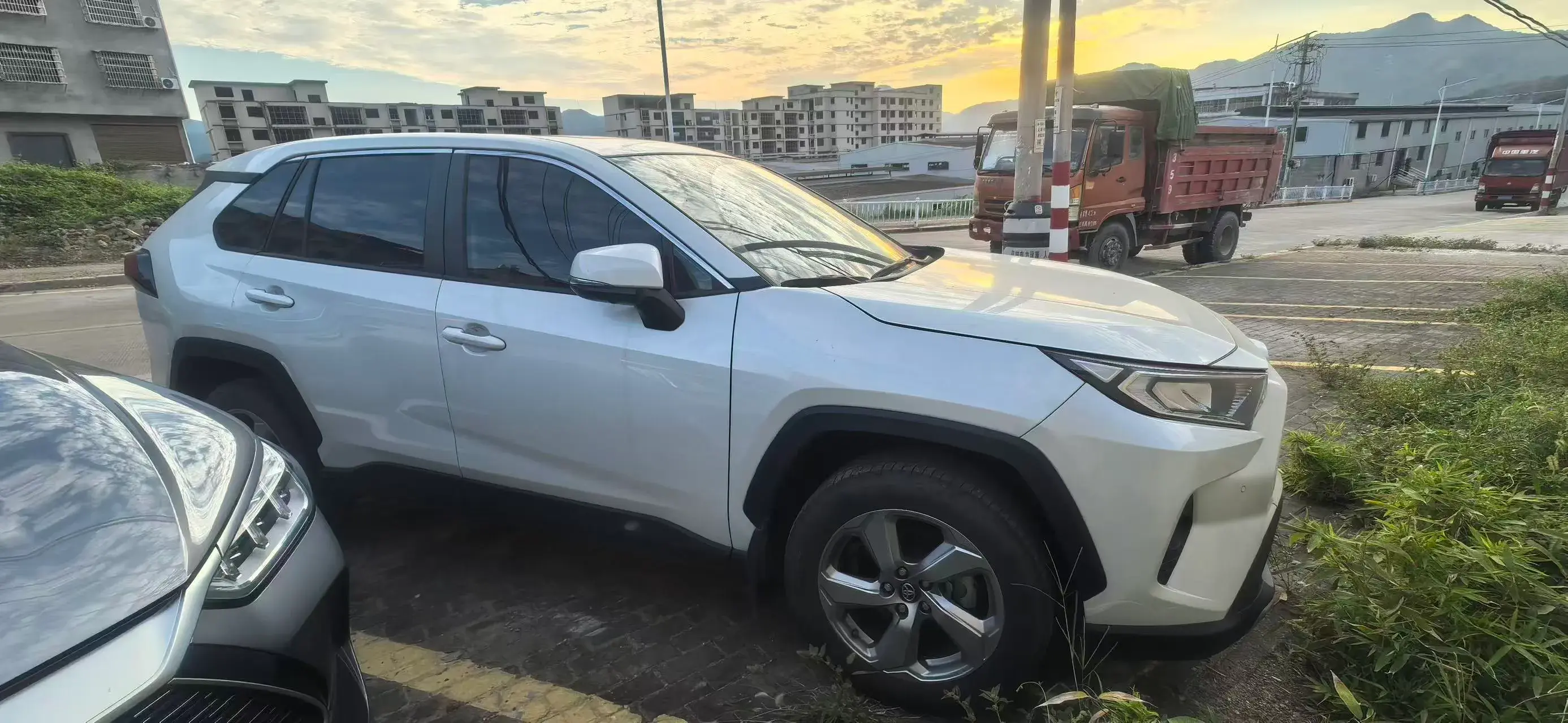 2022 TOYOTA RAV4 thumbnail 3