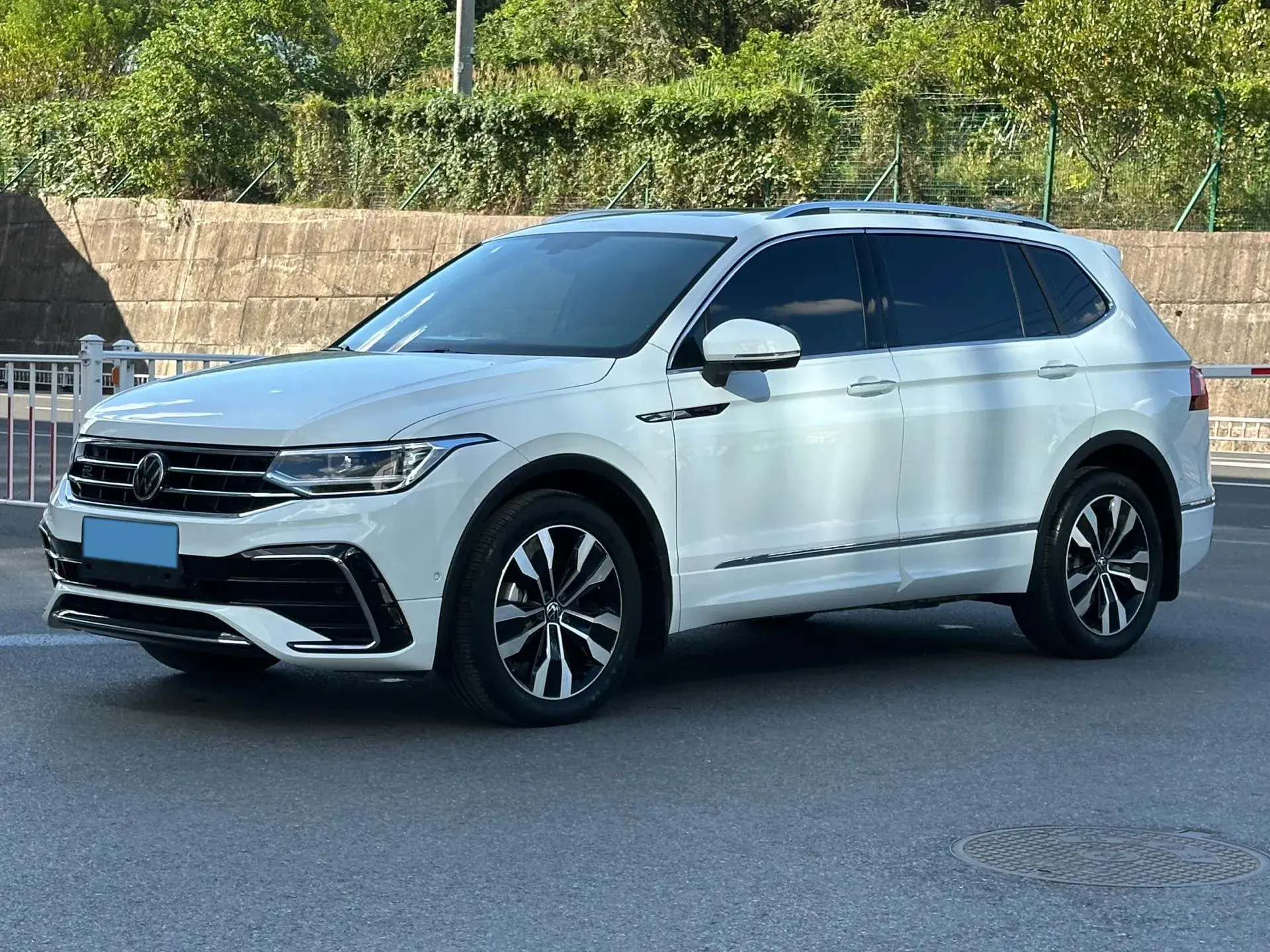 2024 VOLKSWAGEN TIGUAN view 1