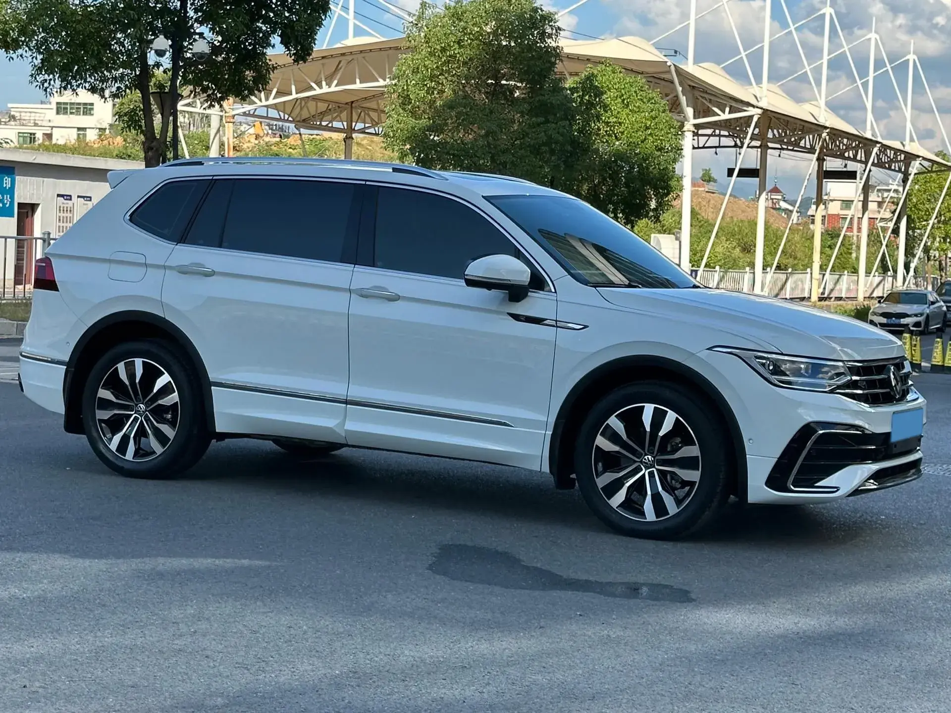 2024 VOLKSWAGEN TIGUAN thumbnail 3