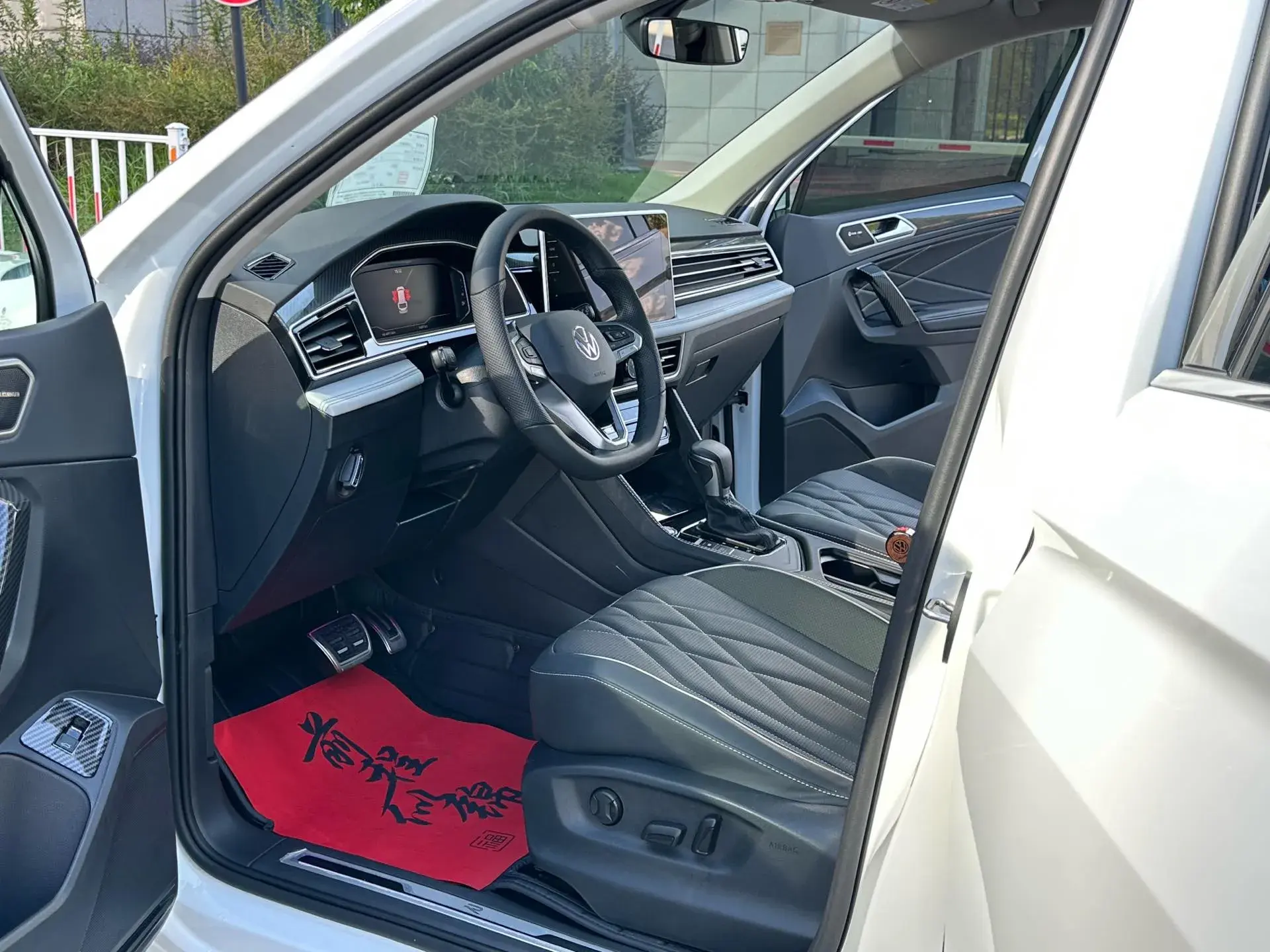 2024 VOLKSWAGEN TIGUAN thumbnail 4