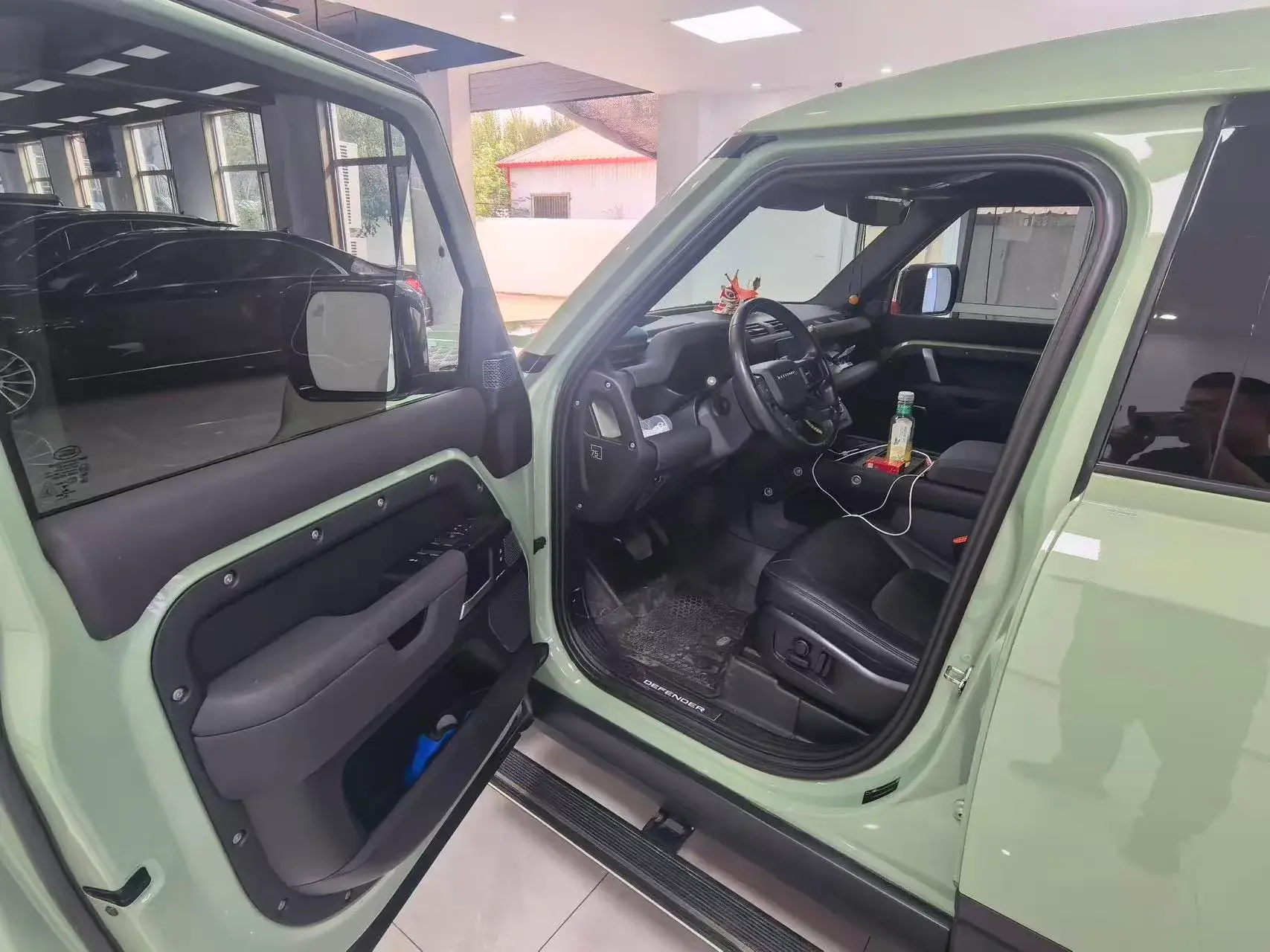 2023 LAND ROVER thumbnail 4