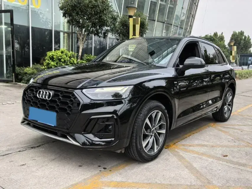 2023 AUDI Q5L view 1