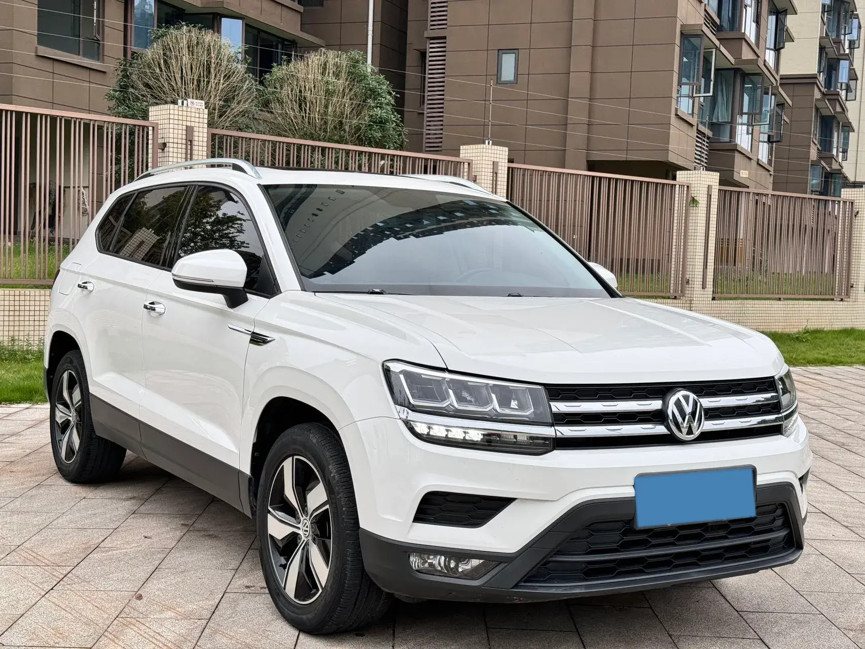 2020 VOLKSWAGEN THARU thumbnail 3