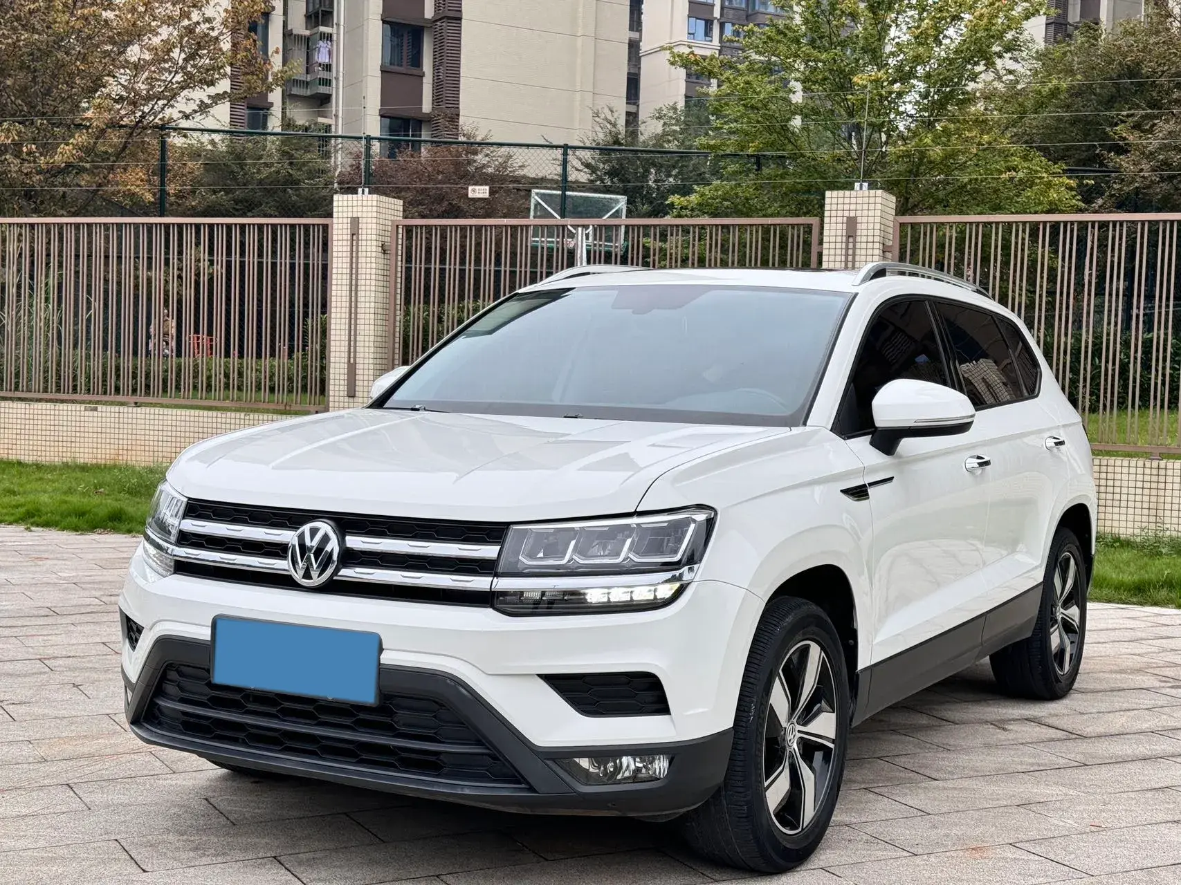 2020 VOLKSWAGEN THARU view 1