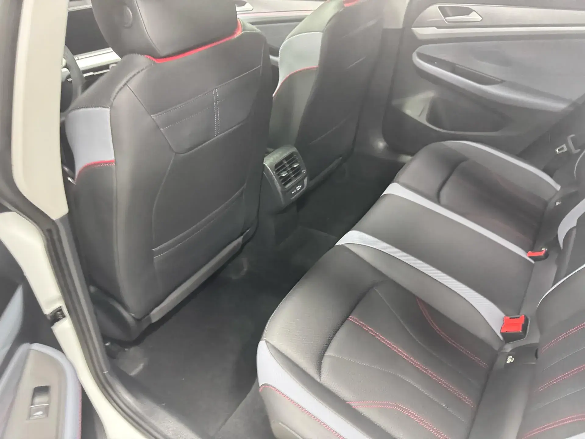 2025 VOLKSWAGEN LAMANDO thumbnail 3