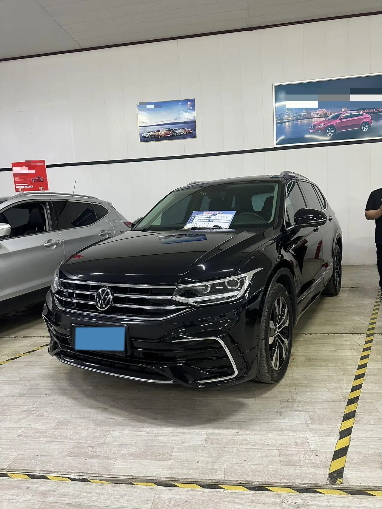 2024 VOLKSWAGEN TIGUAN view 1