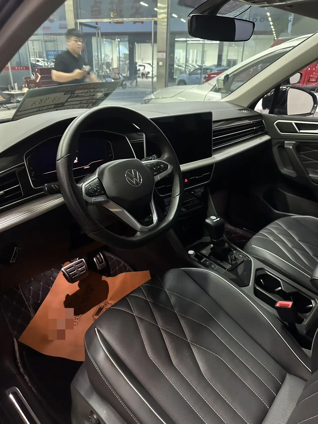 2024 VOLKSWAGEN TIGUAN thumbnail 3