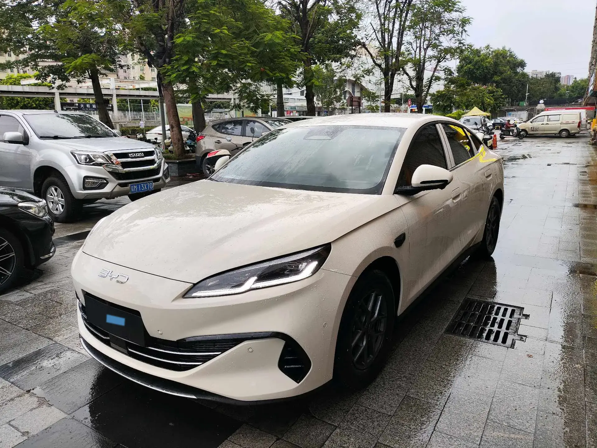 2025 BYD SEAL view 1