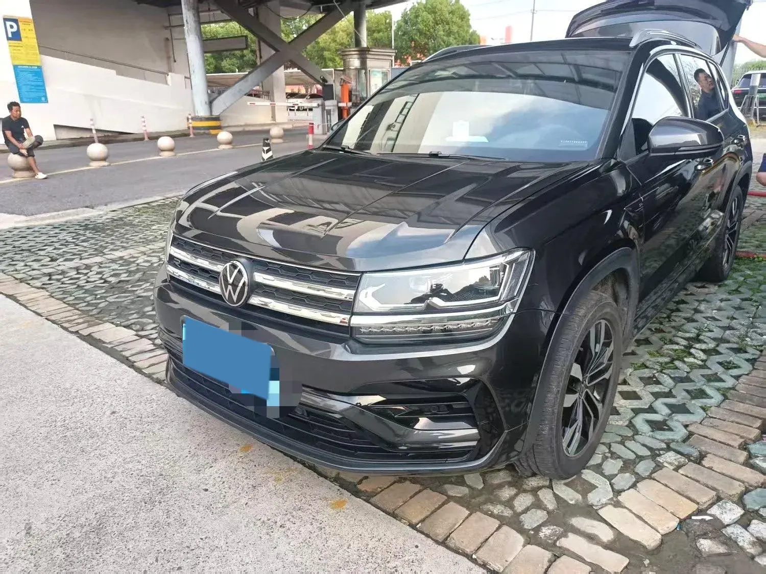 2020 VOLKSWAGEN THARU view 1