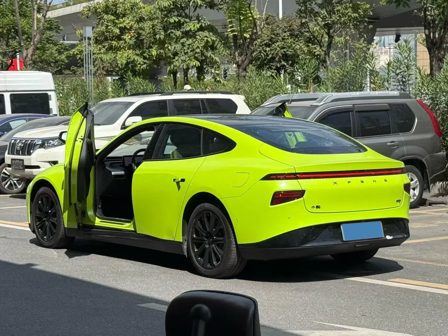 2022 XPENG P7 thumbnail 3