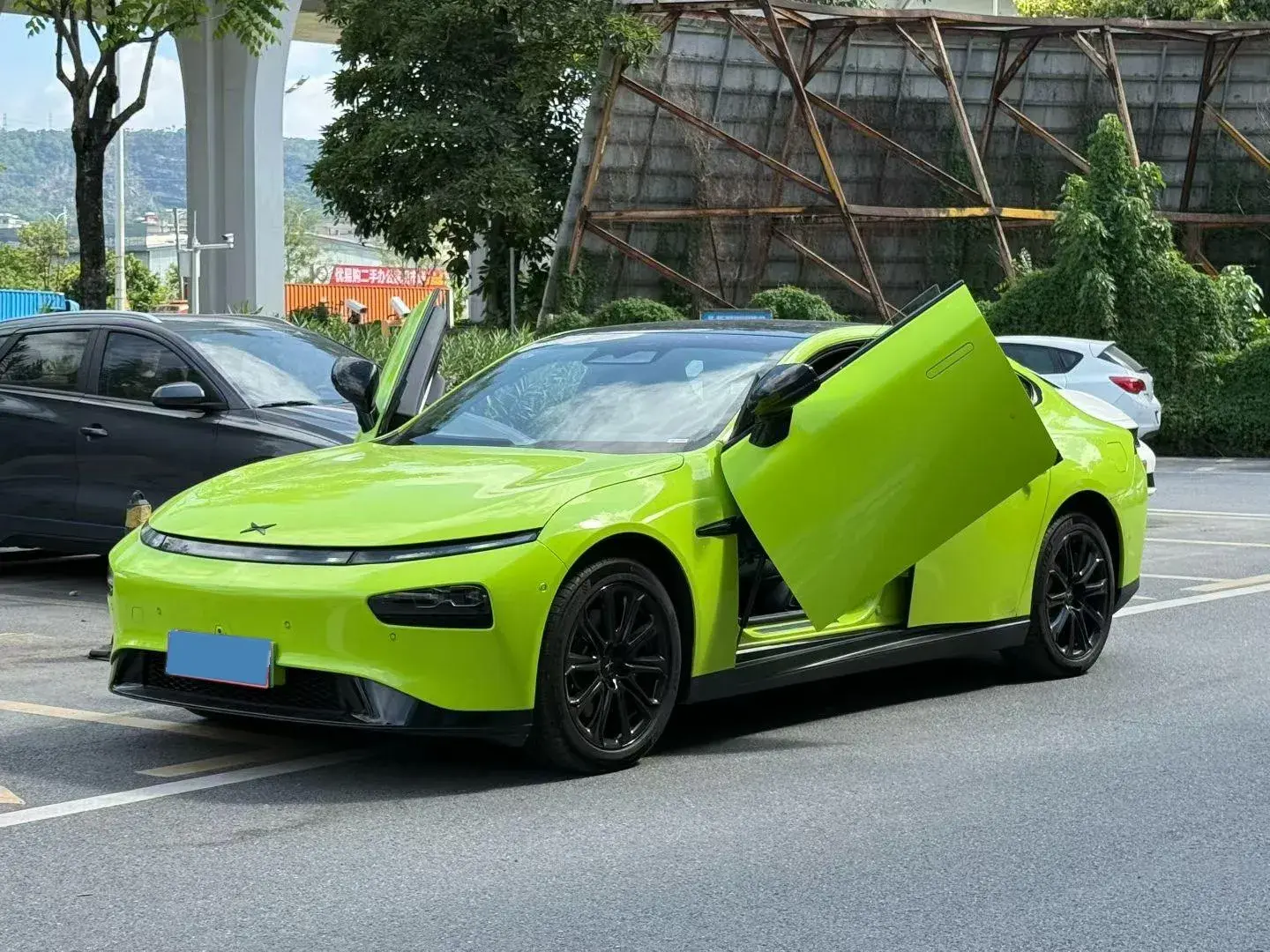 2022 XPENG P7 view 1