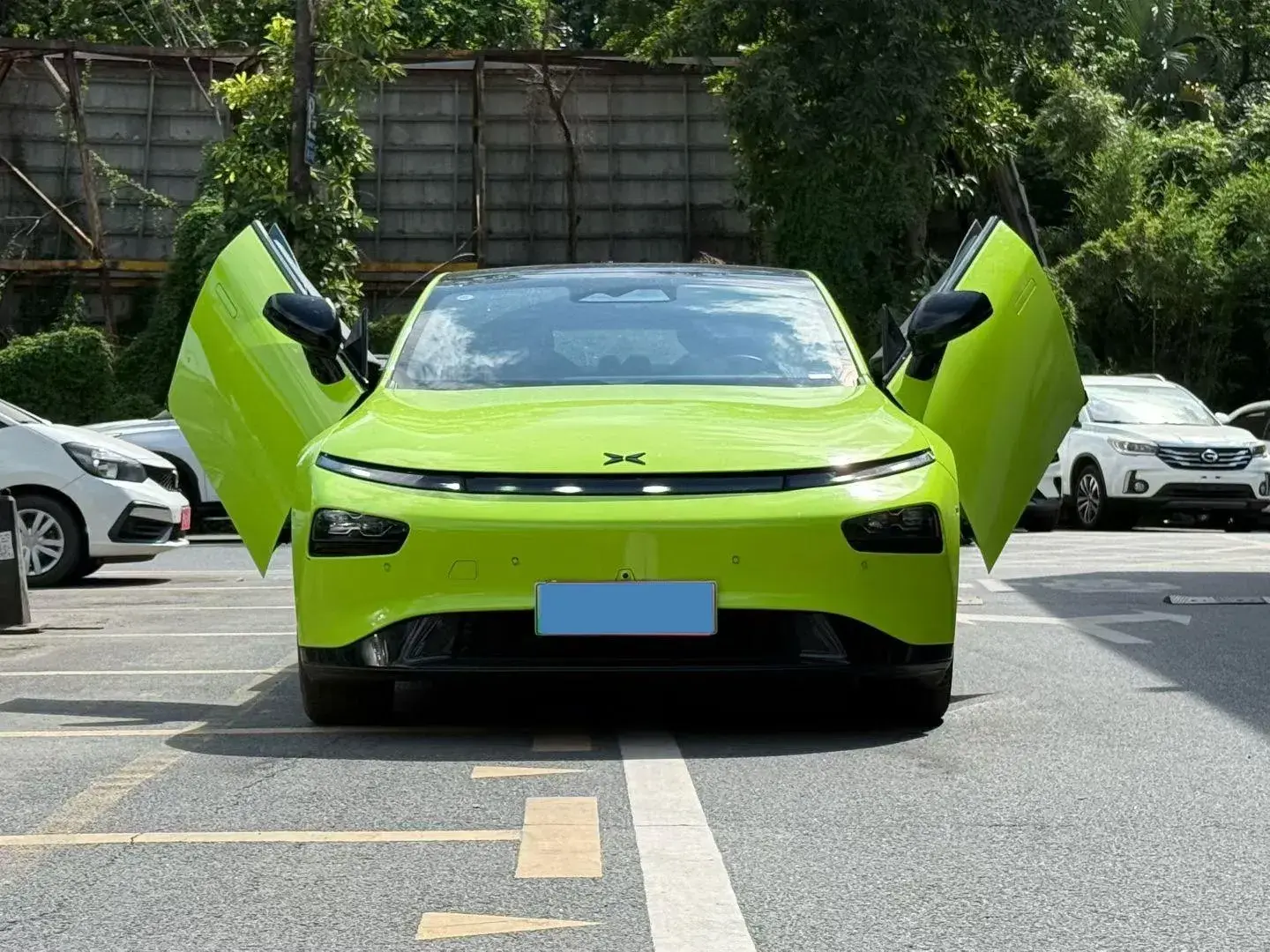 2022 XPENG P7 thumbnail 4
