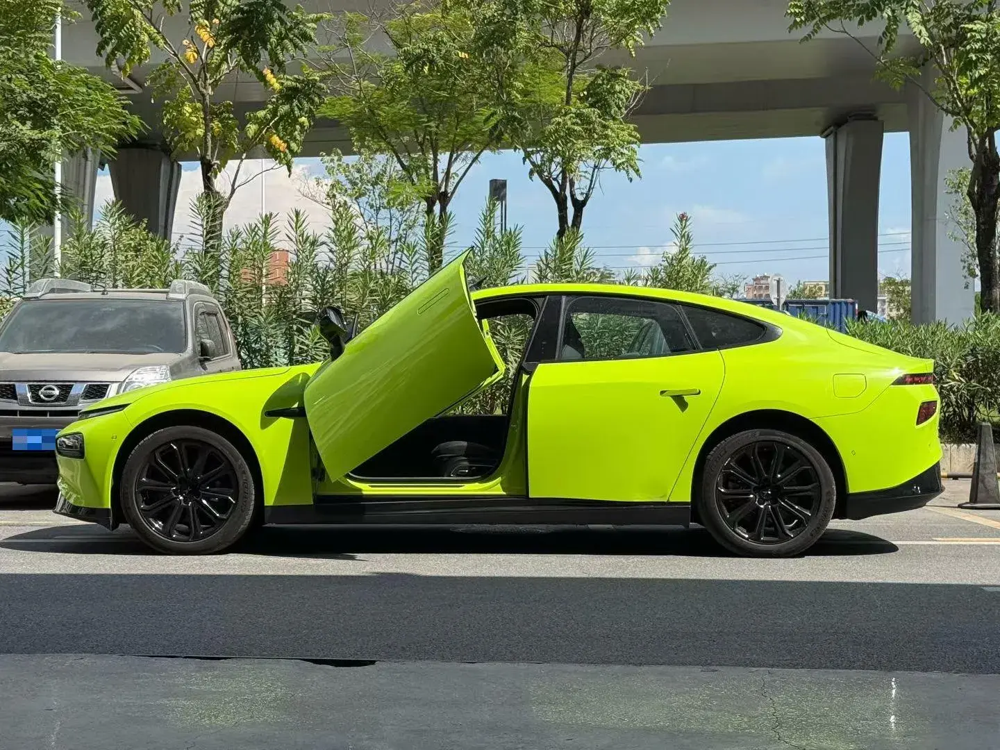 2022 XPENG P7 thumbnail 2