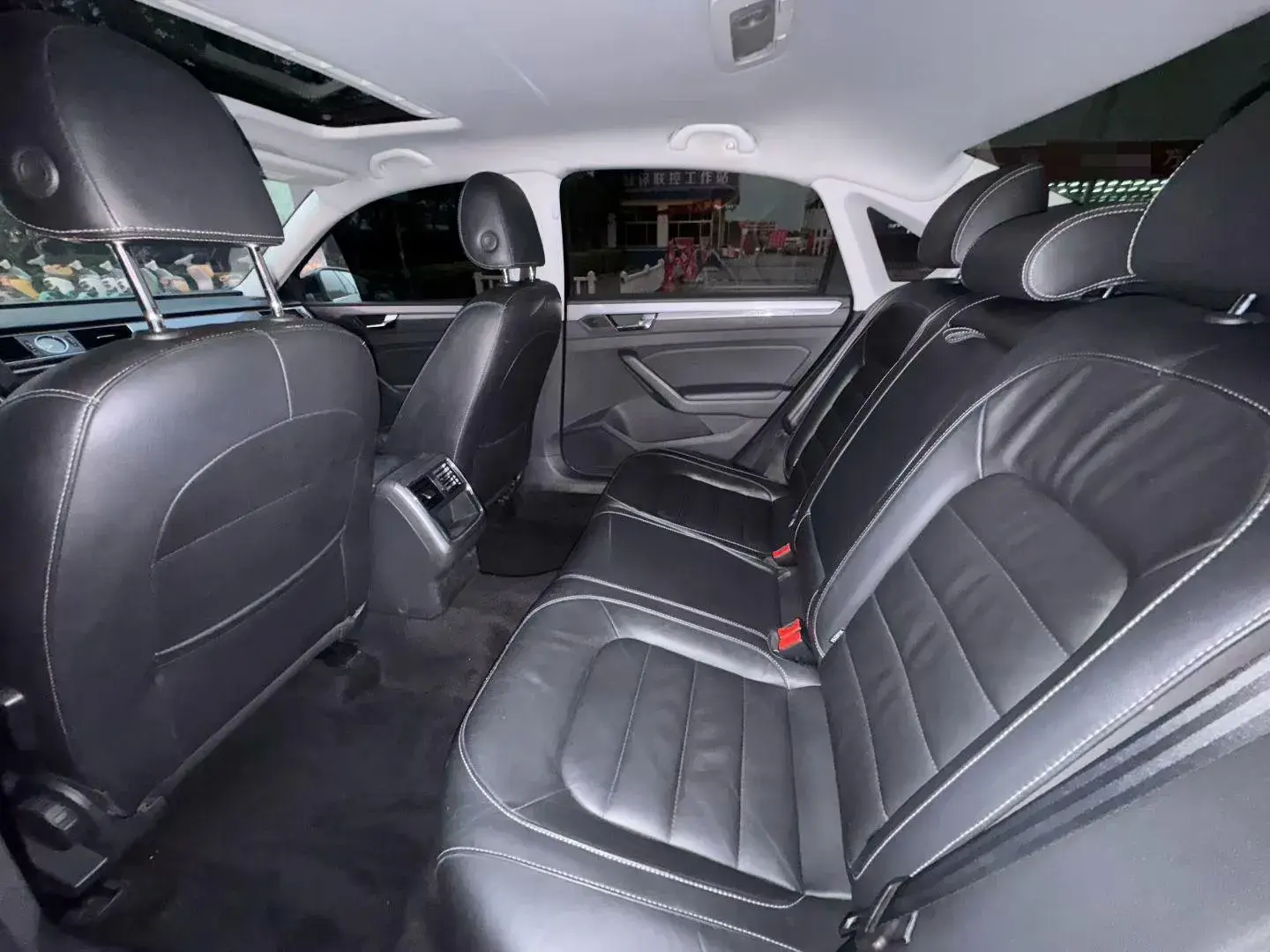 2017 VOLKSWAGEN PASSAT thumbnail 4