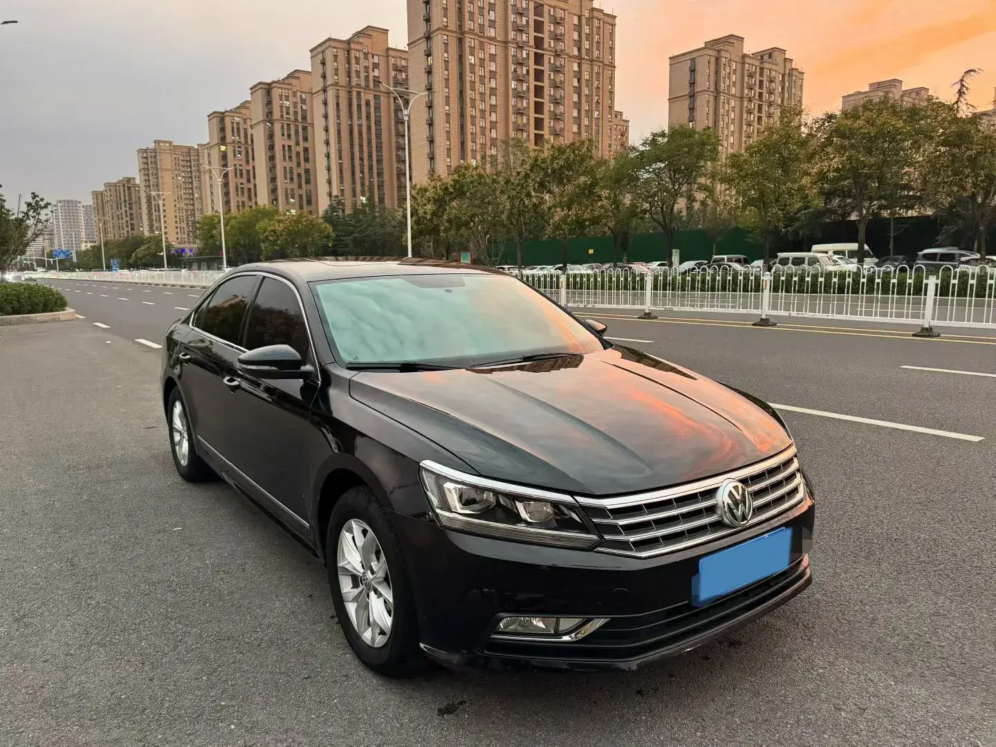 2017 VOLKSWAGEN PASSAT thumbnail 3