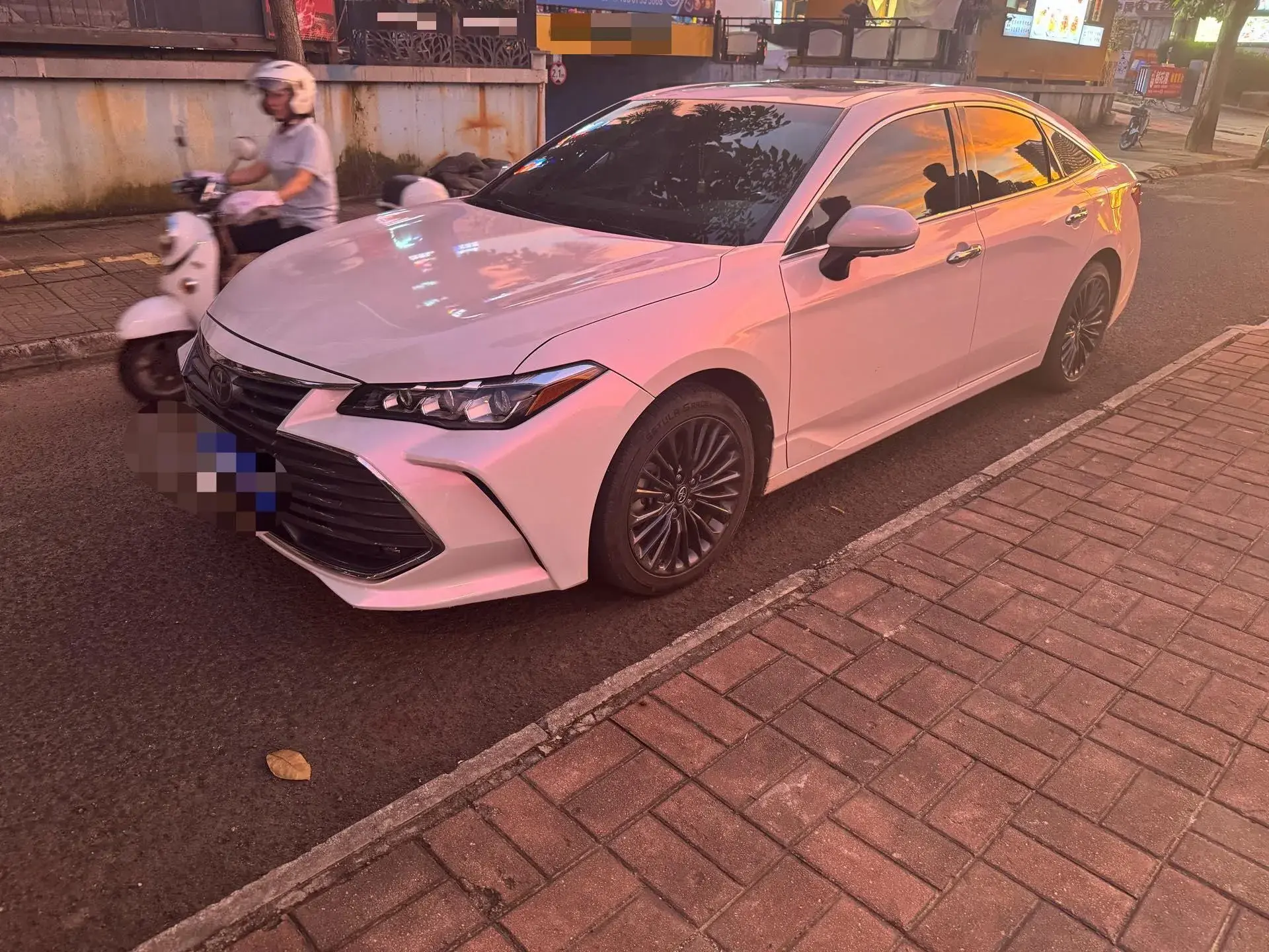 2019 TOYOTA AVALON view 1