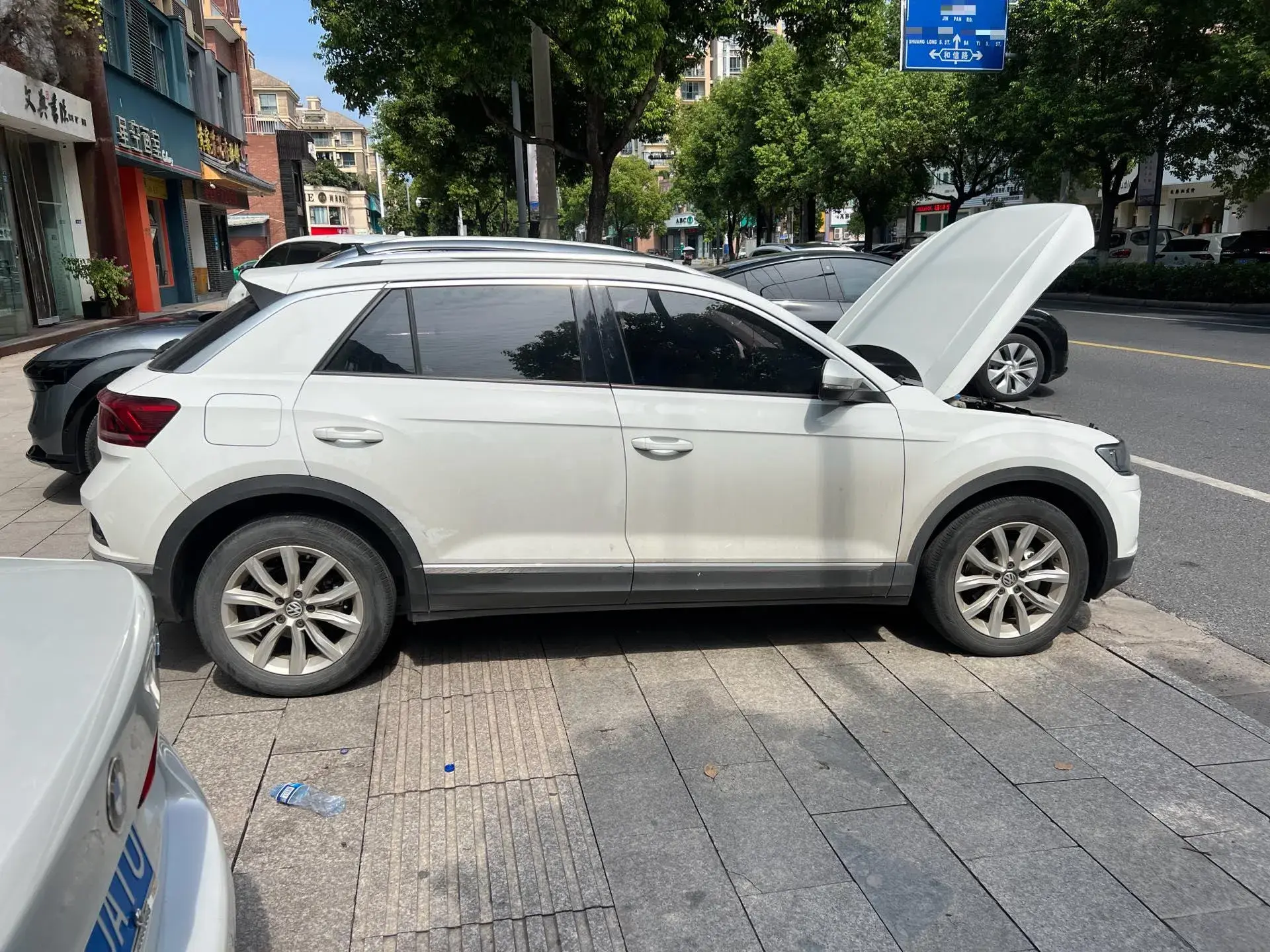 2020 VOLKSWAGEN T-ROC thumbnail 2