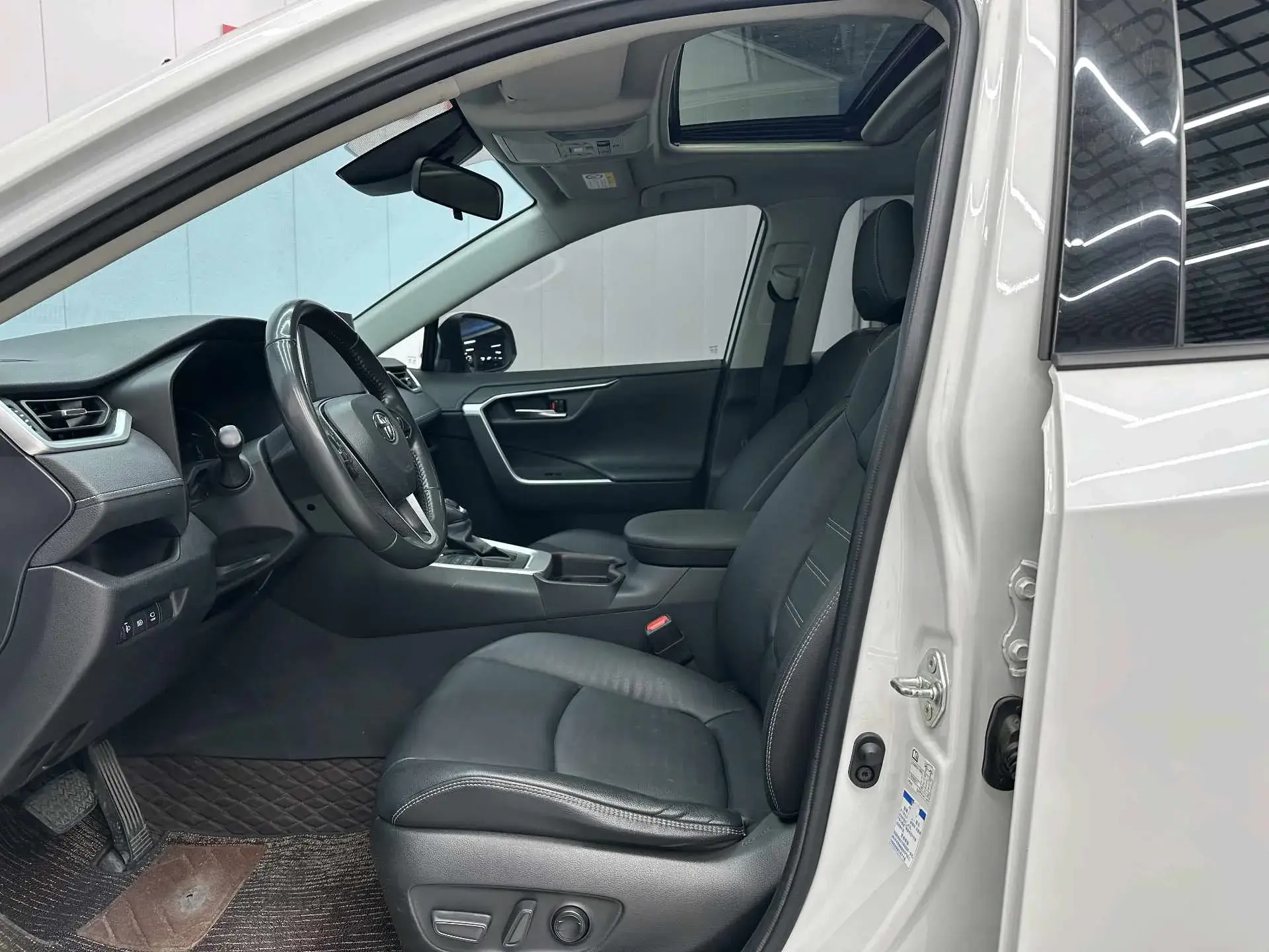 2021 TOYOTA RAV4 thumbnail 4