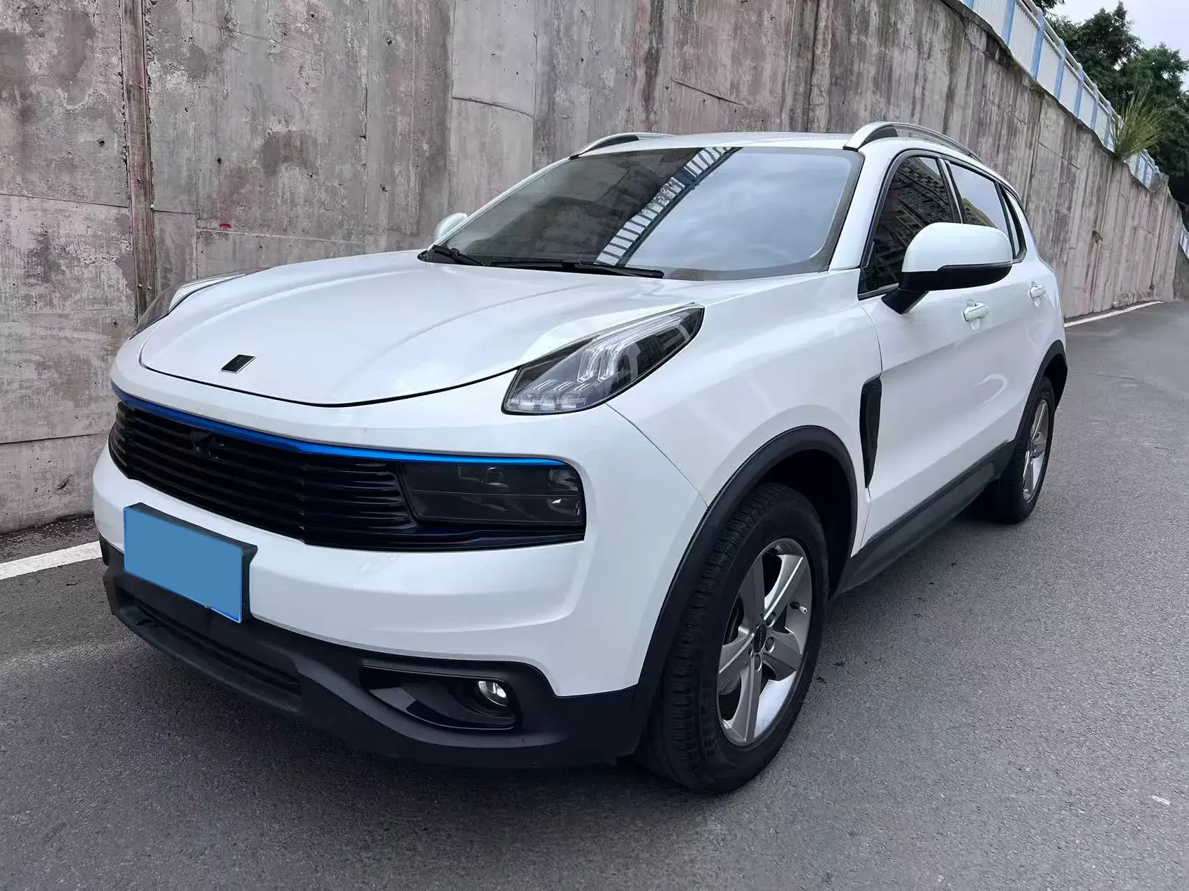 2019 LYNK&CO 01 view 1