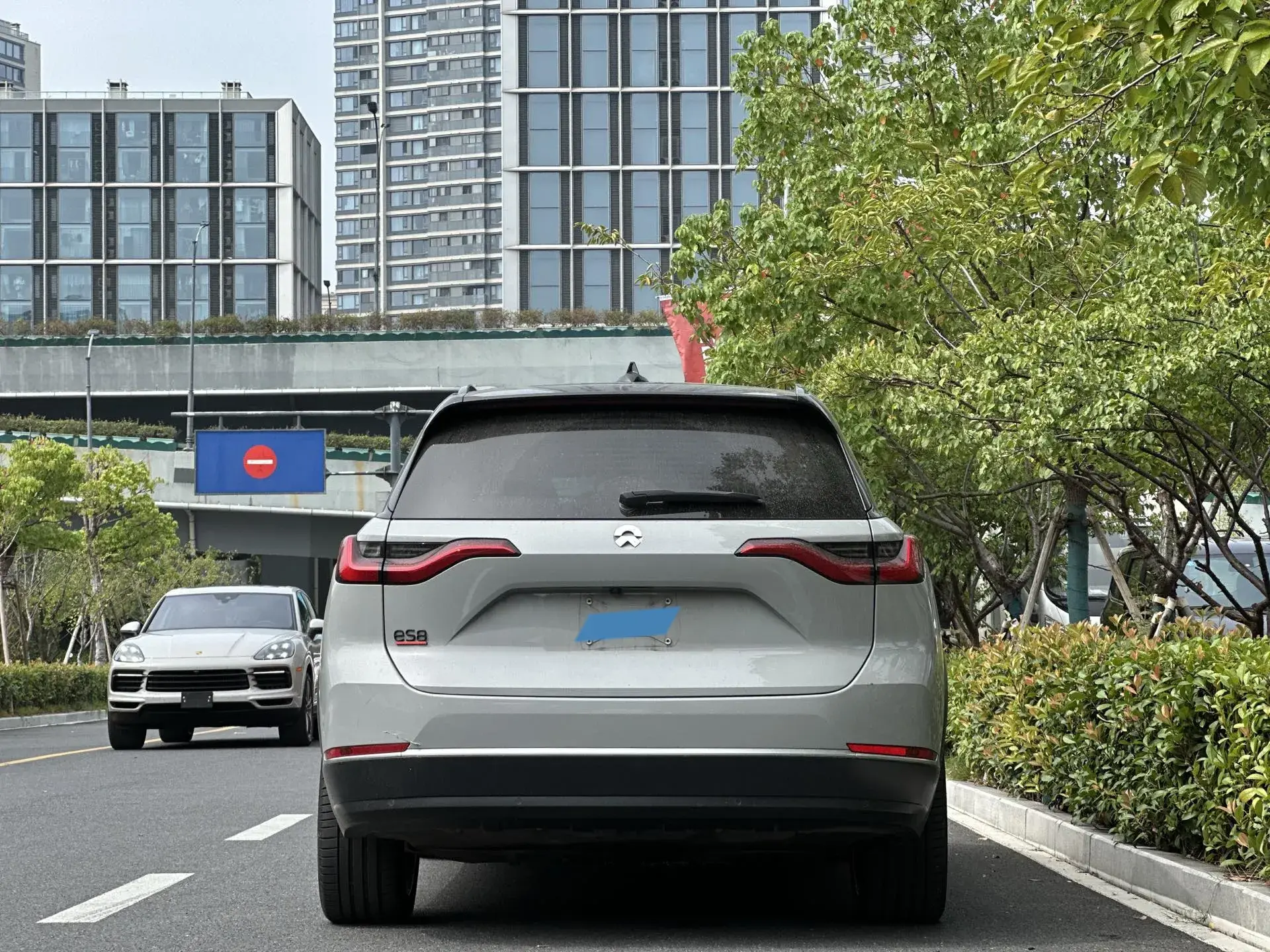 2020 NIO ES8 thumbnail 4