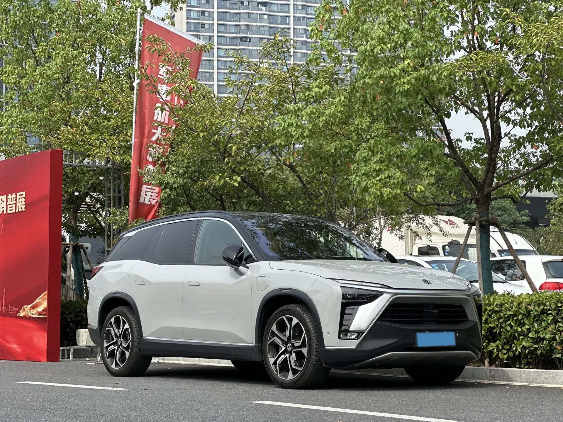 2020 NIO ES8 thumbnail 3