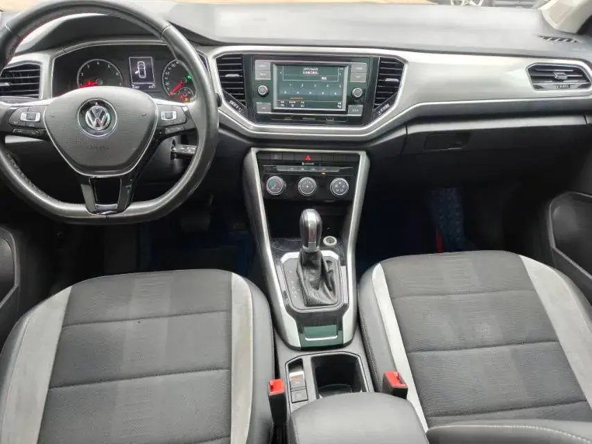 2019 VOLKSWAGEN T-ROC thumbnail 4