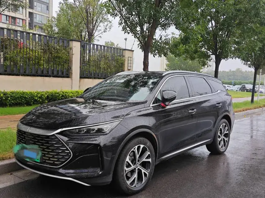 2025 BYD TANG view 1