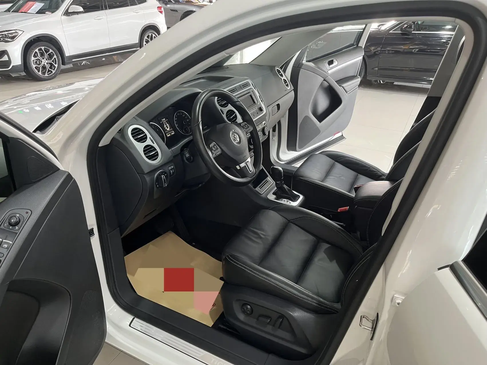 2017 VOLKSWAGEN TIGUAN thumbnail 3