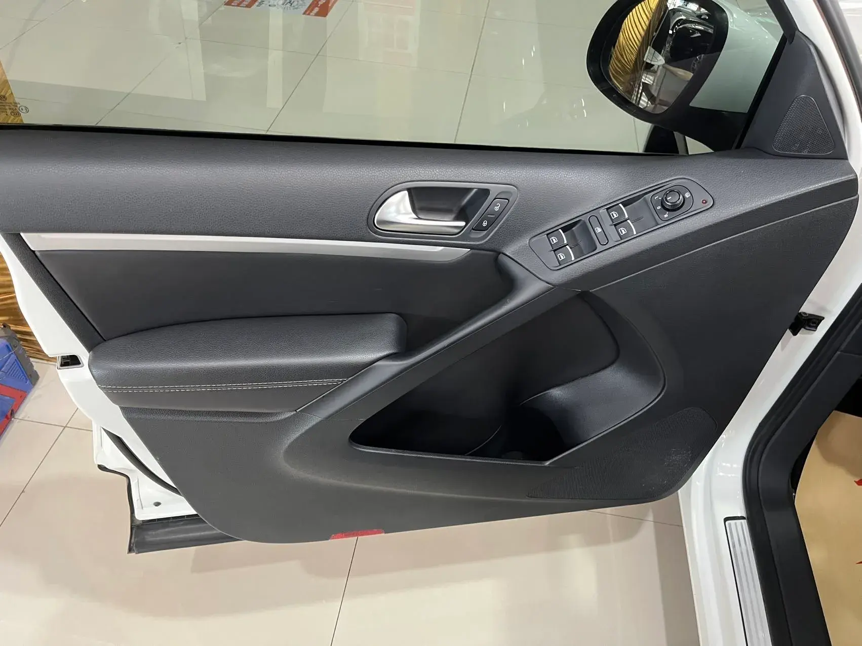 2017 VOLKSWAGEN TIGUAN thumbnail 4