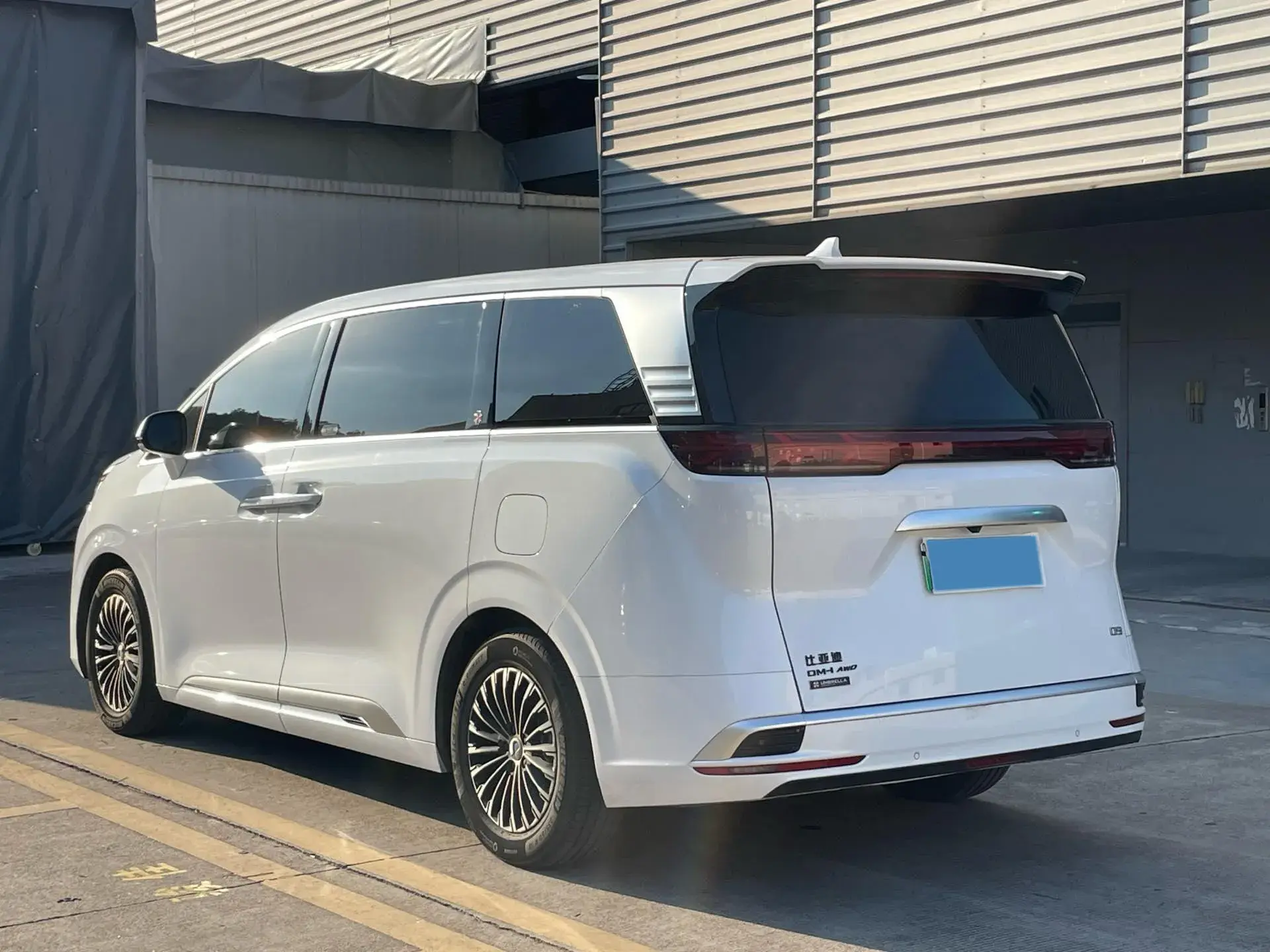 2022 DENZA D9 thumbnail 4