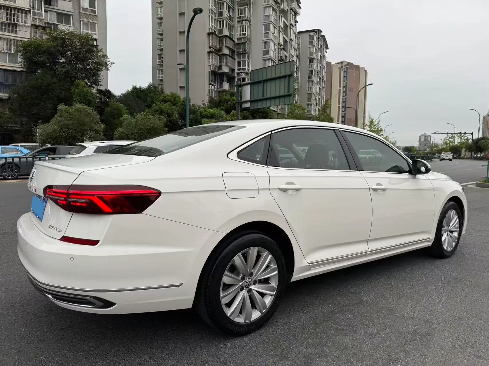 2019 VOLKSWAGEN PASSAT thumbnail 4