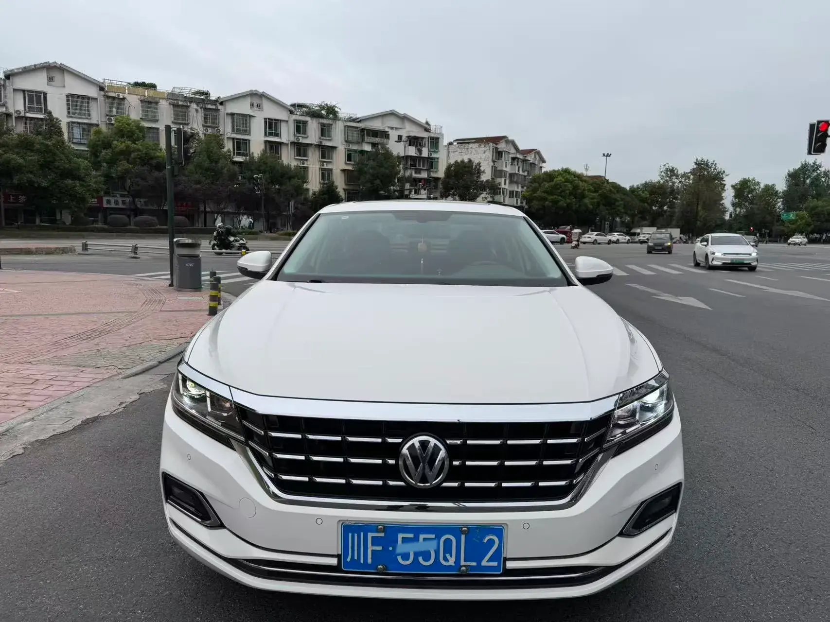 2019 VOLKSWAGEN PASSAT thumbnail 3