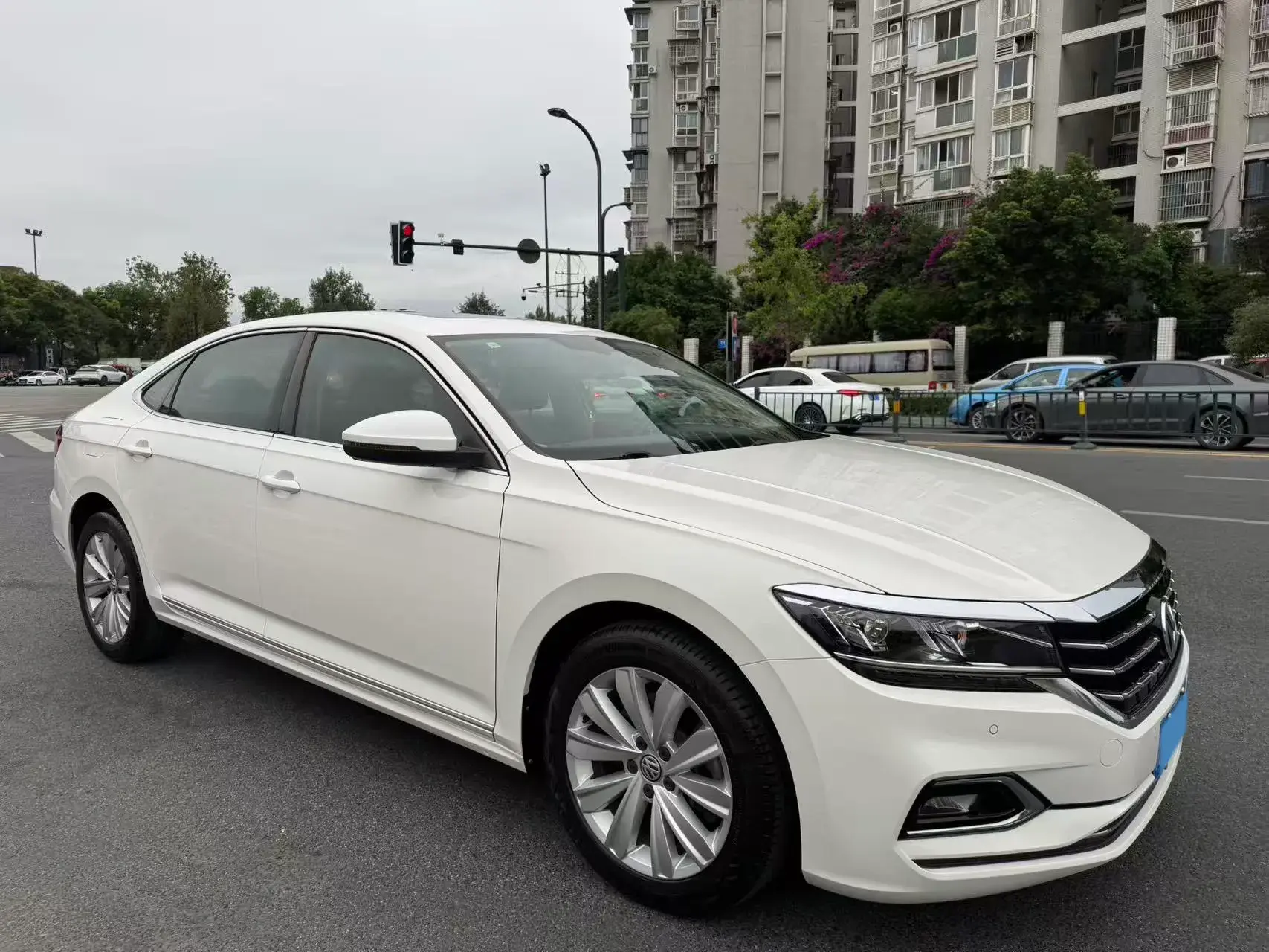 2019 VOLKSWAGEN PASSAT thumbnail 2
