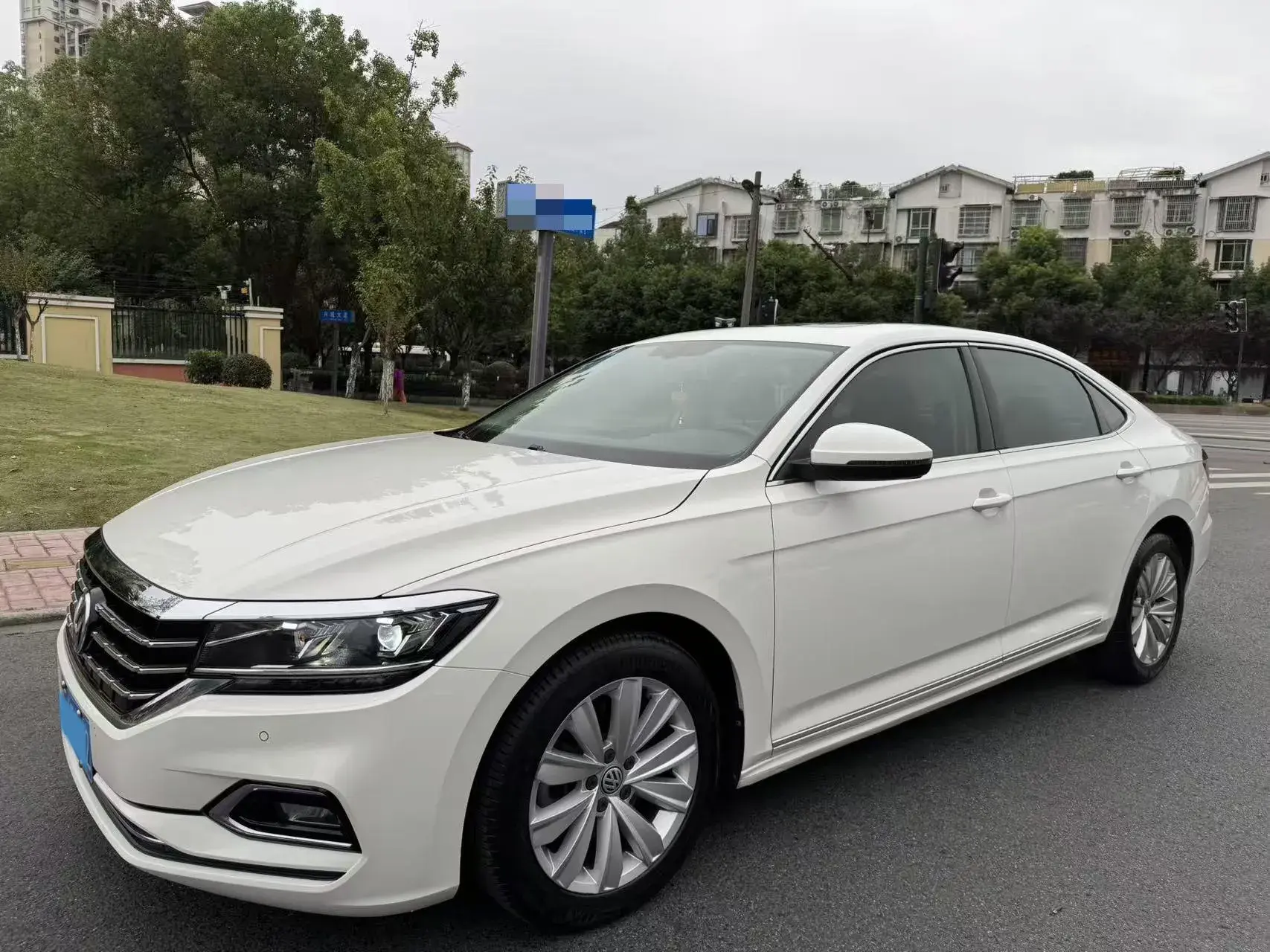 2019 VOLKSWAGEN PASSAT view 1