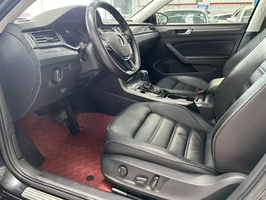 2017 VOLKSWAGEN PASSAT thumbnail 4