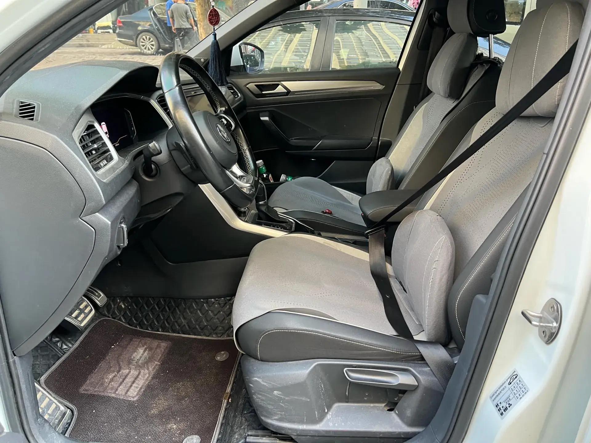 2020 VOLKSWAGEN T-ROC thumbnail 4