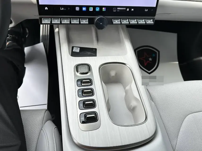 2024 MI SU7 thumbnail 4