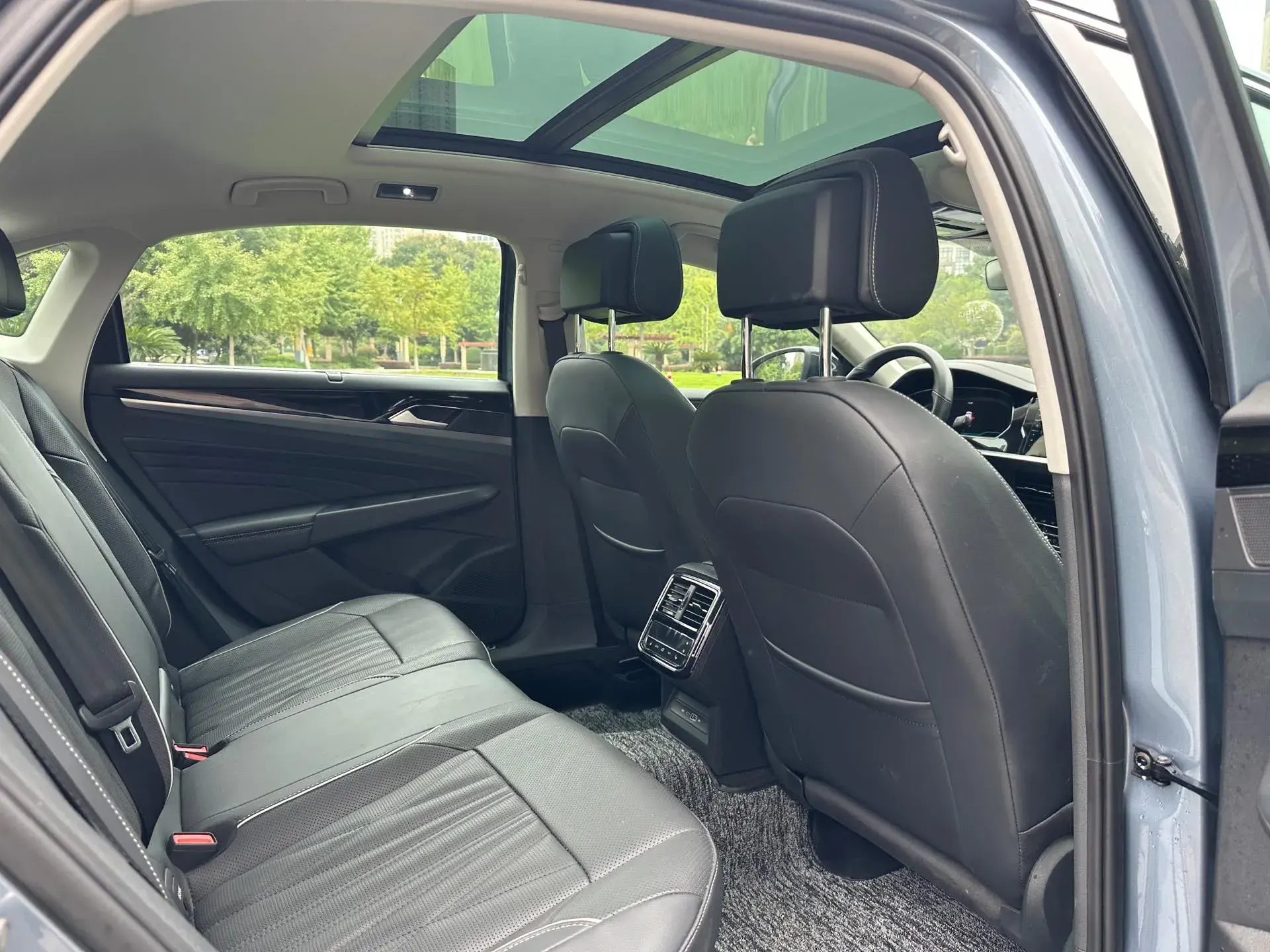 2023 VOLKSWAGEN PASSAT thumbnail 4