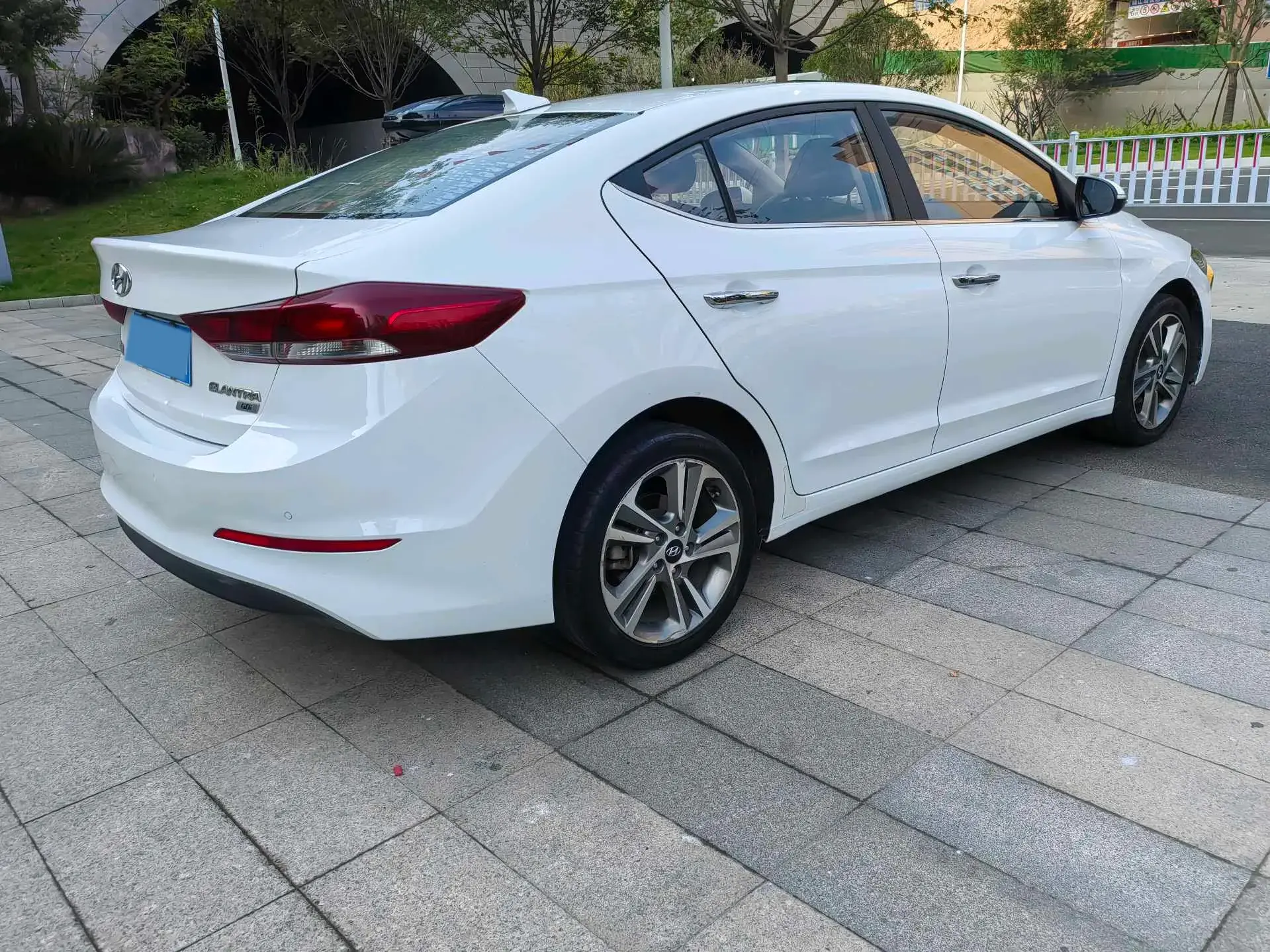 2016 HYUNDAI ELANTRA thumbnail 3