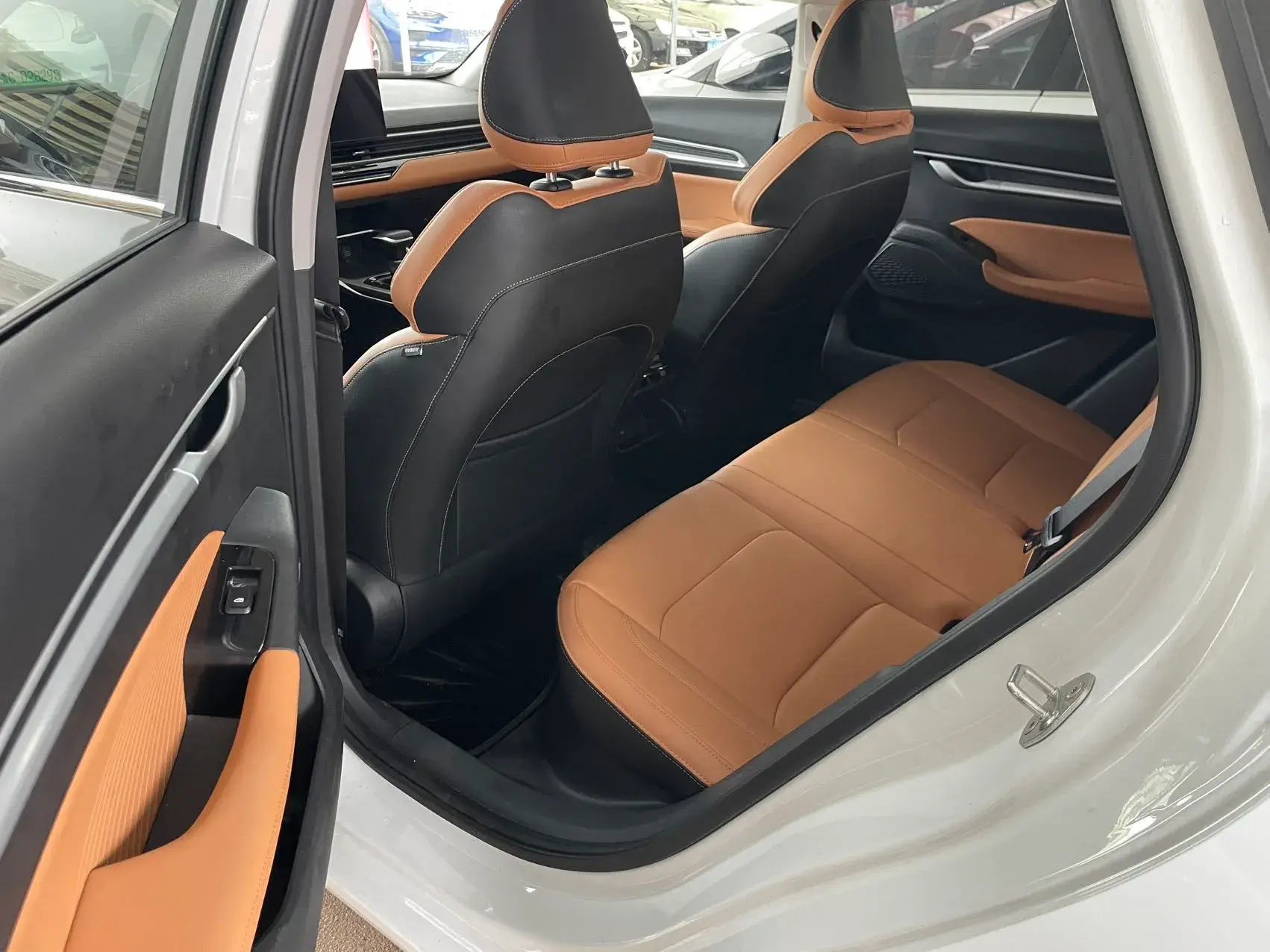 2025 GEELY EMGRAND thumbnail 3