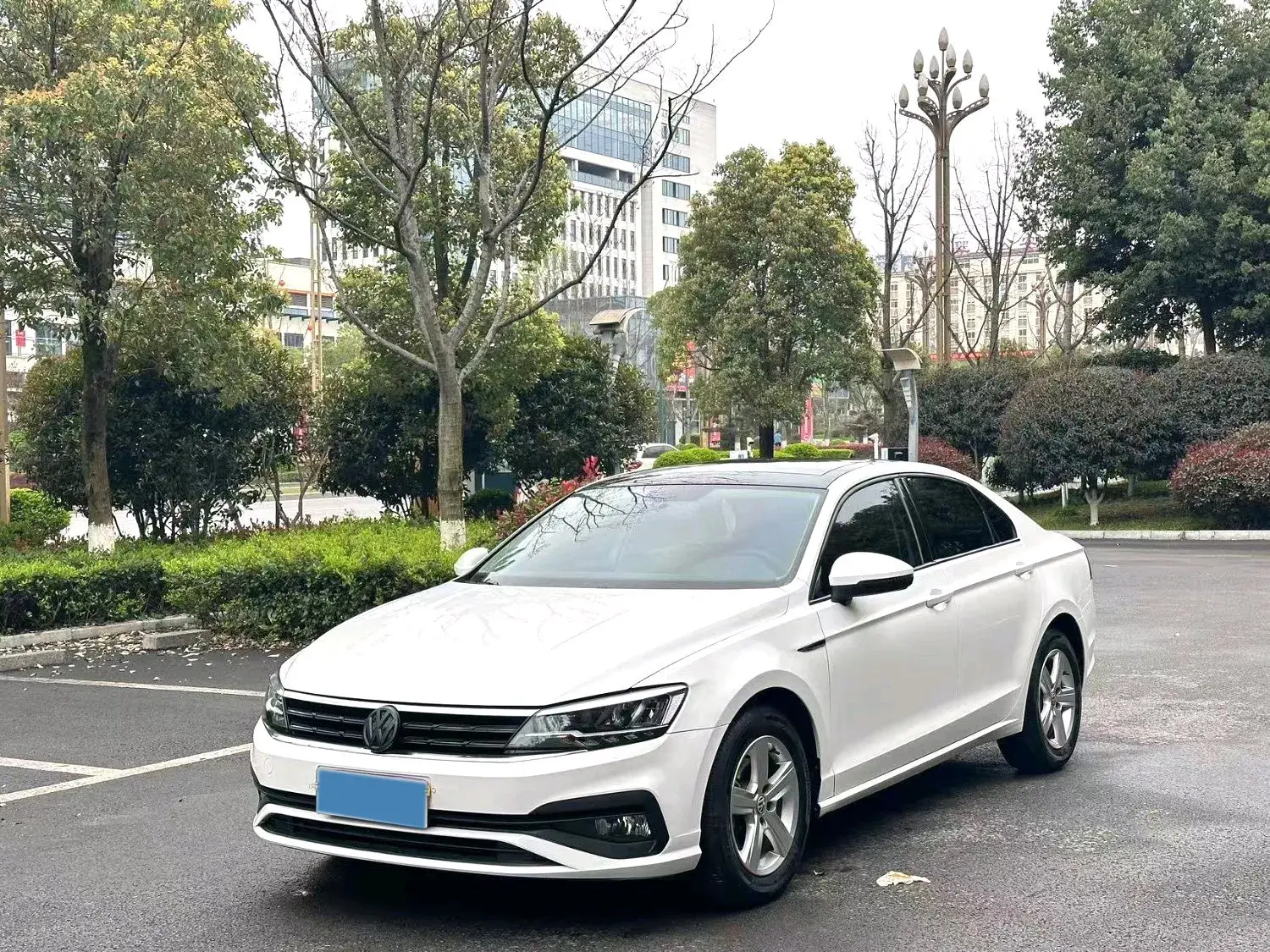 2021 VOLKSWAGEN LAMANDO view 1