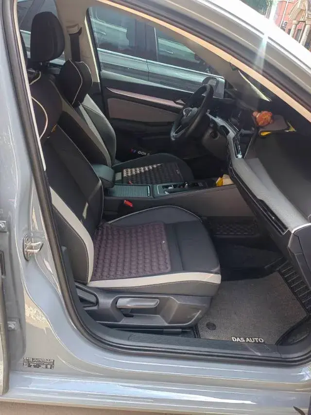 2023 VOLKSWAGEN GOLF thumbnail 3