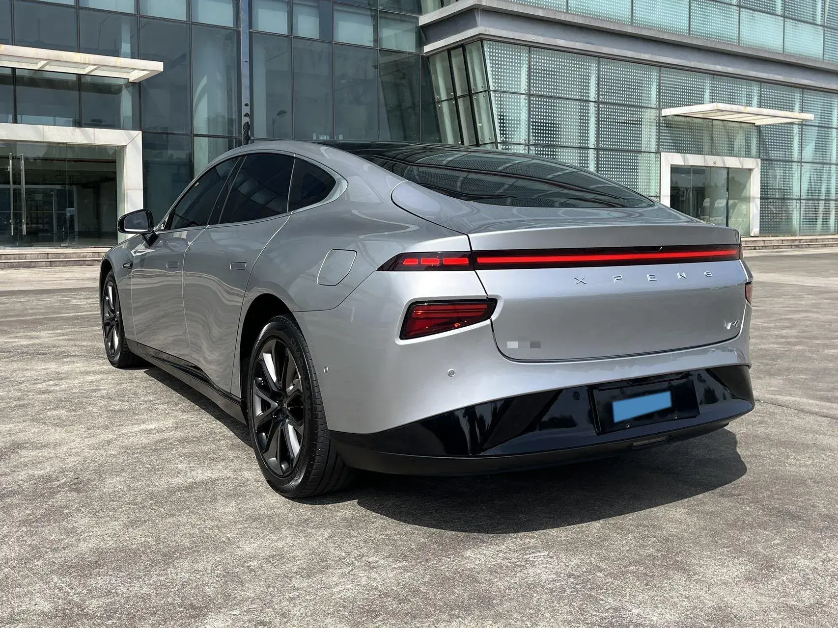 2022 XPENG P7 thumbnail 4