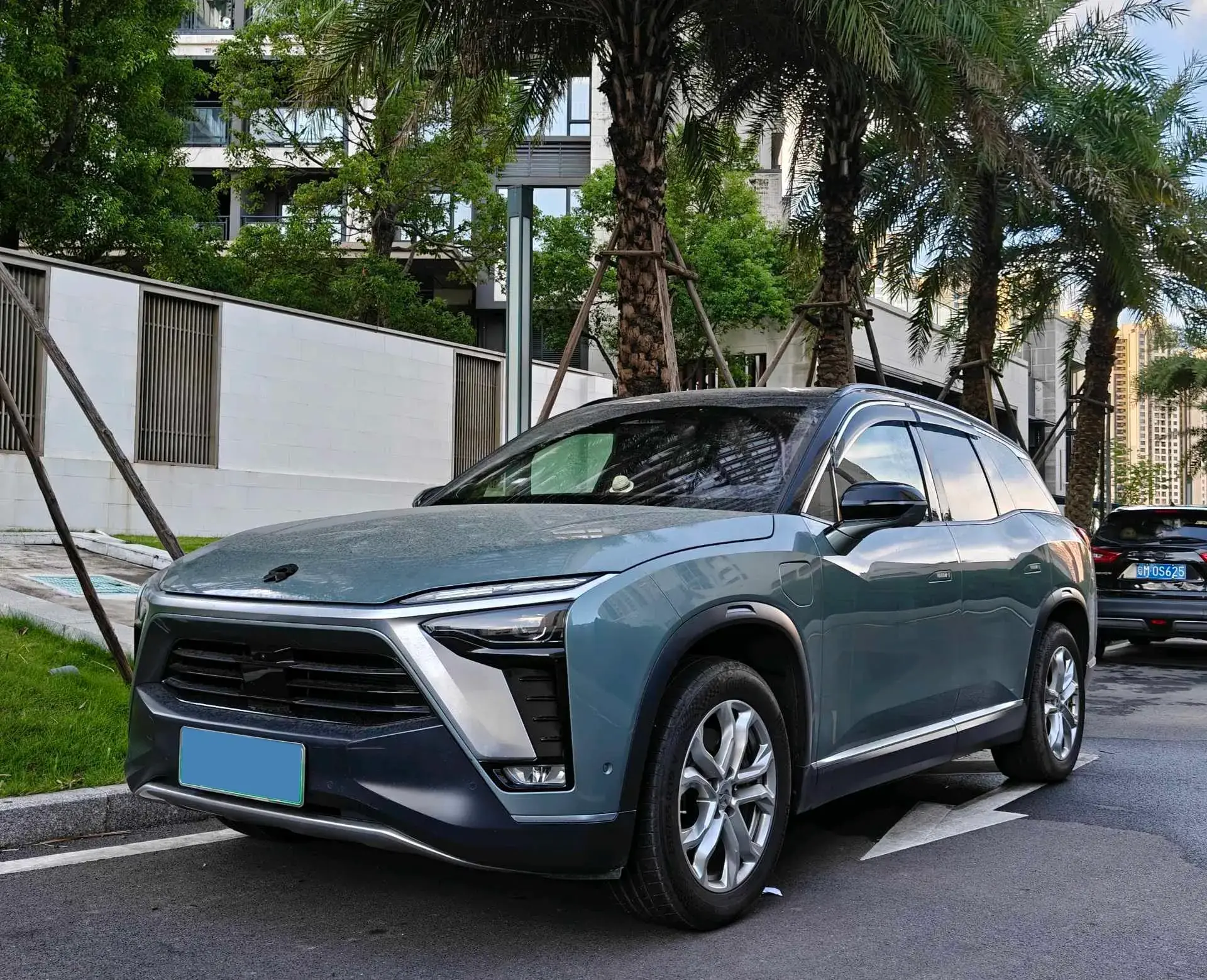 2022 NIO ES8 view 1